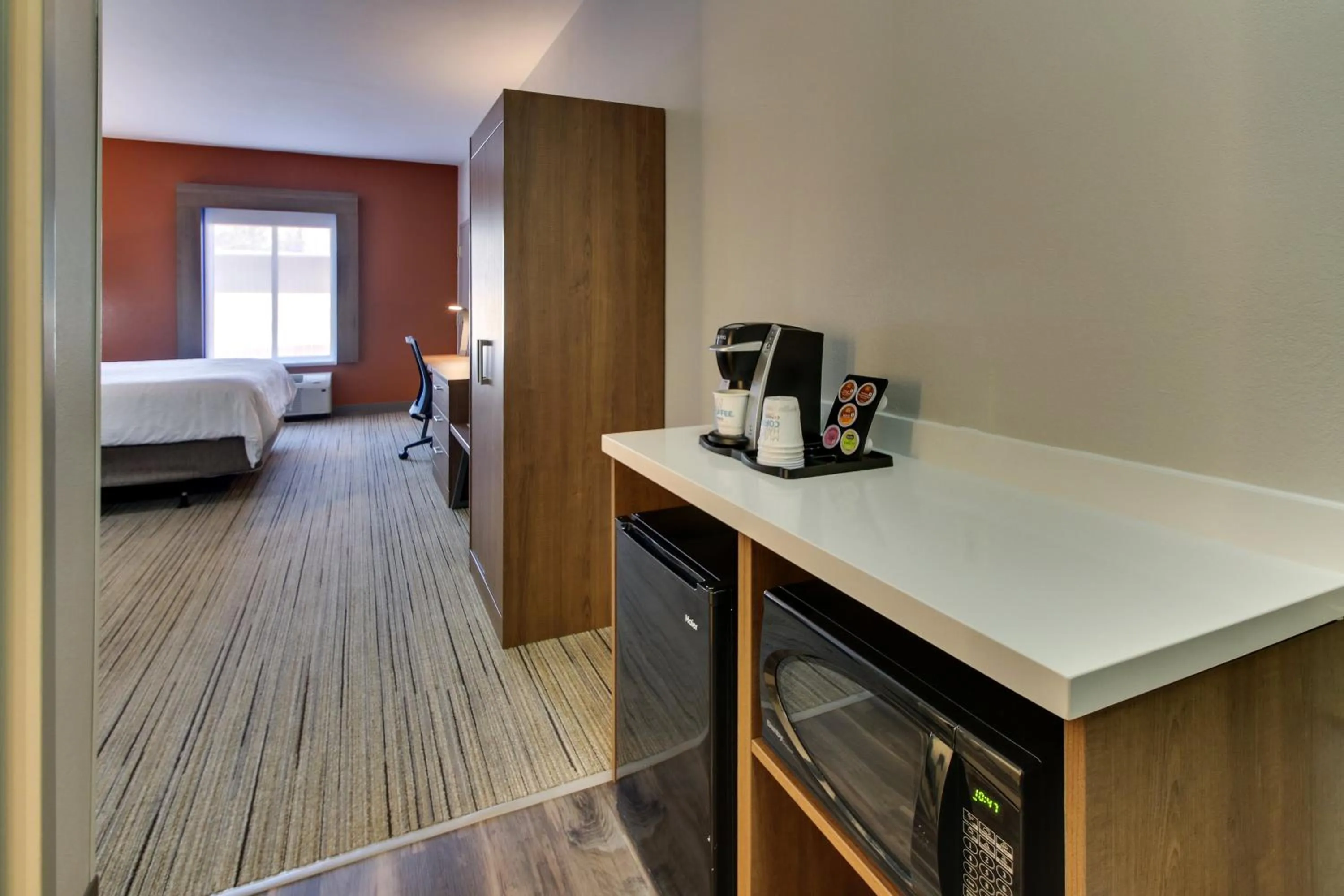 Photo of the whole room, Bed in Holiday Inn Express Hotel & Suites - Atlanta/Emory University Area by IHG