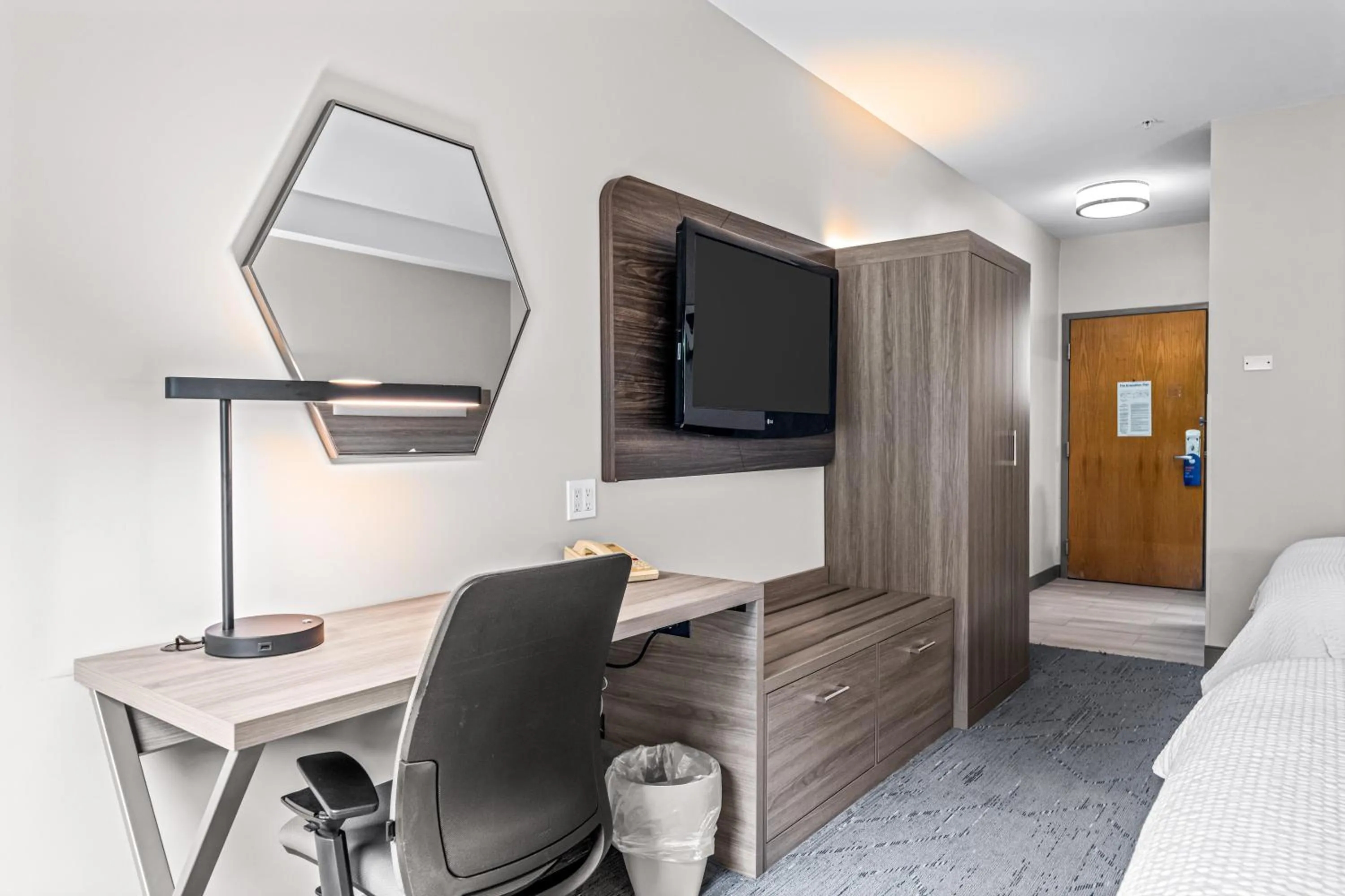 Bed in Holiday Inn Express & Suites Carneys Point - Pennsville by IHG