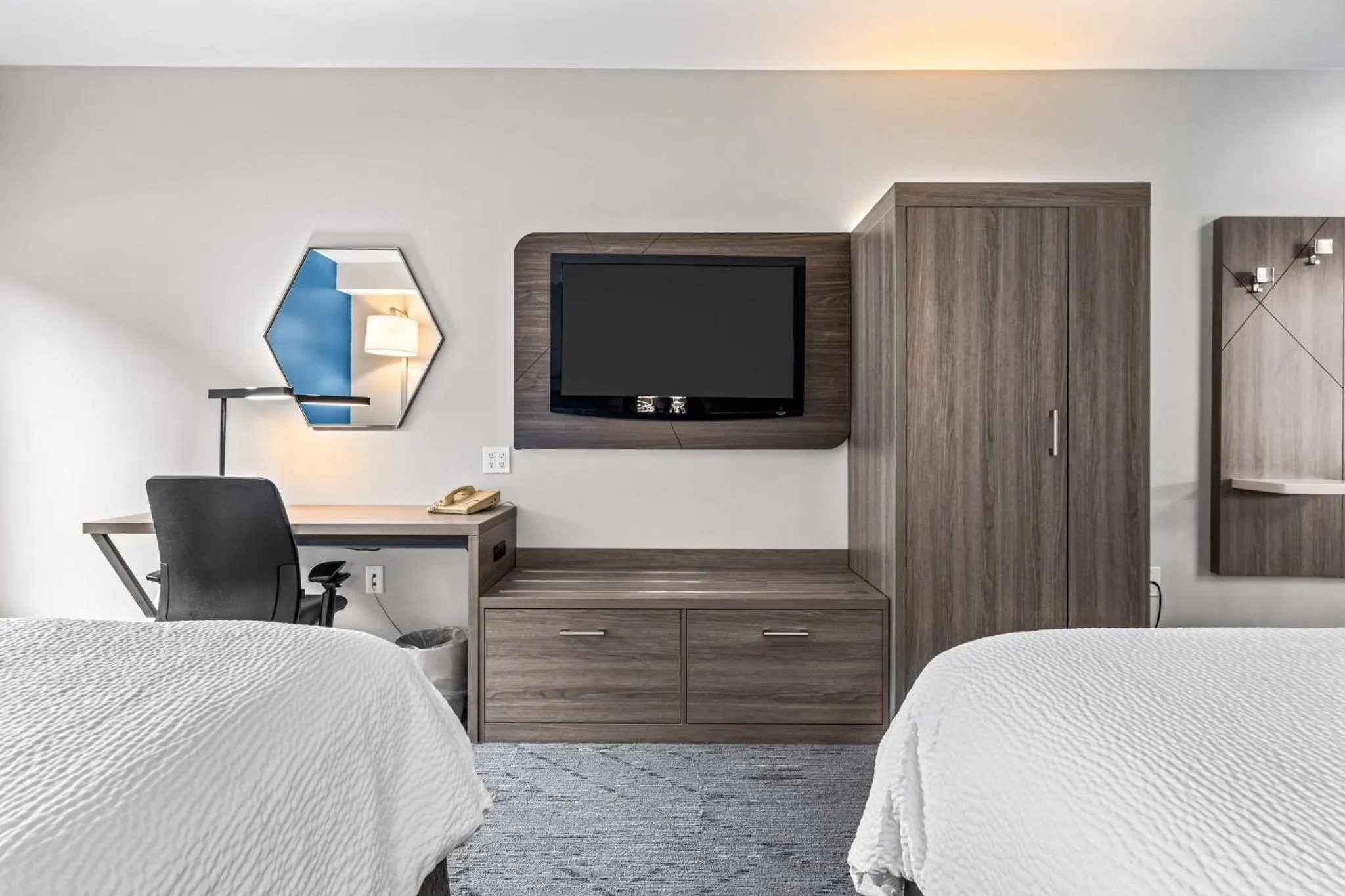 Photo of the whole room, Bed in Holiday Inn Express & Suites Carneys Point - Pennsville by IHG