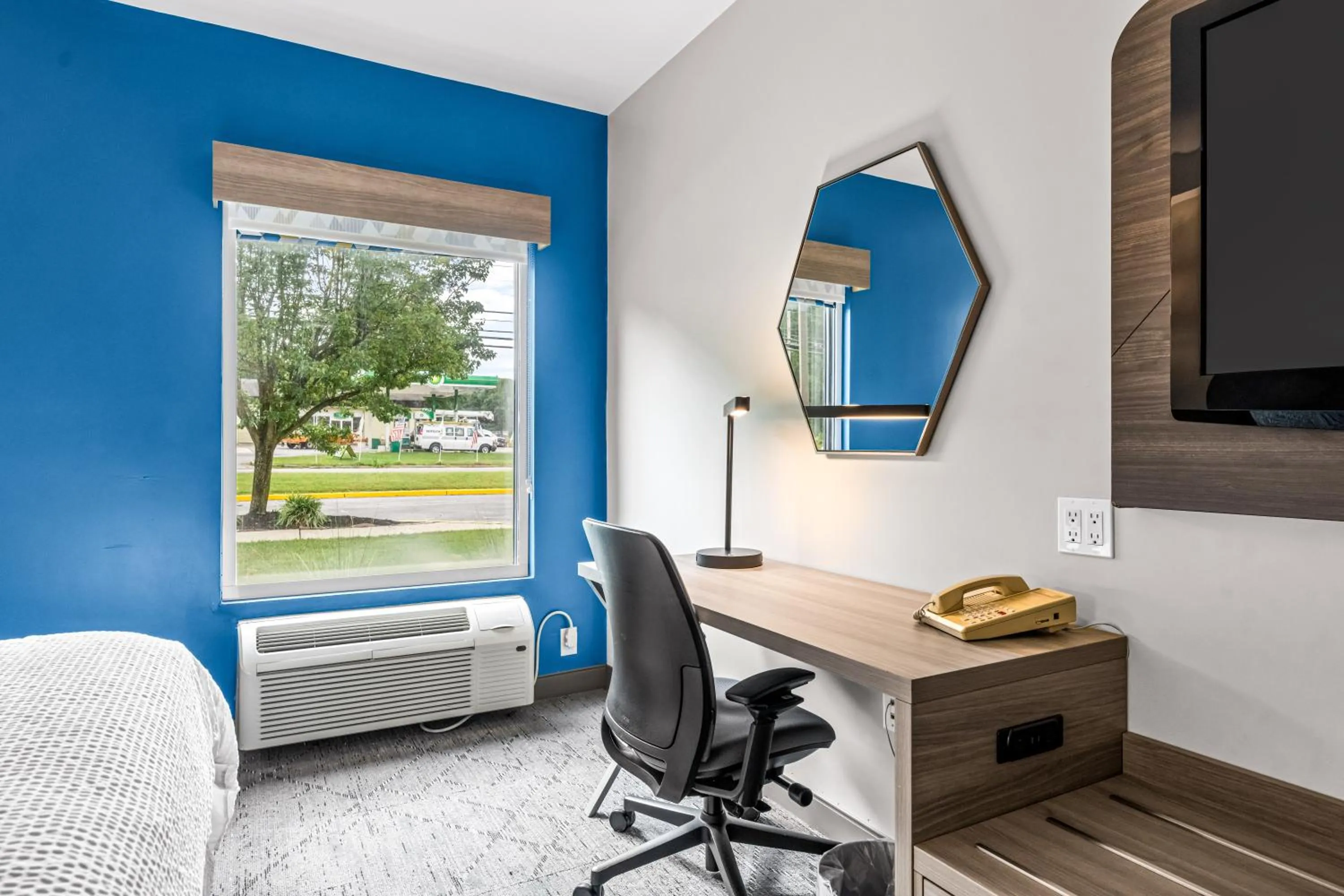 Holiday Inn Express & Suites Carneys Point - Pennsville by IHG