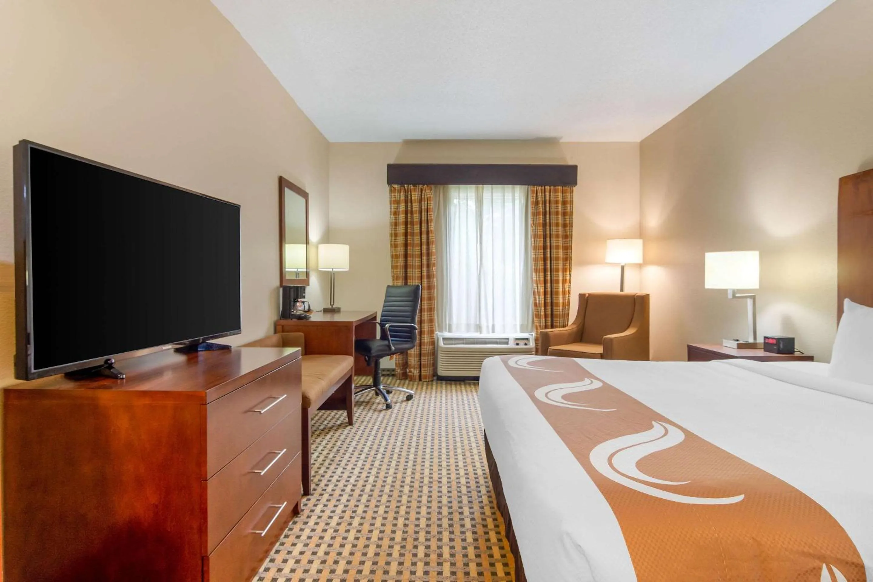 Photo of the whole room, Bed in Quality Inn & Suites Decatur - Atlanta East