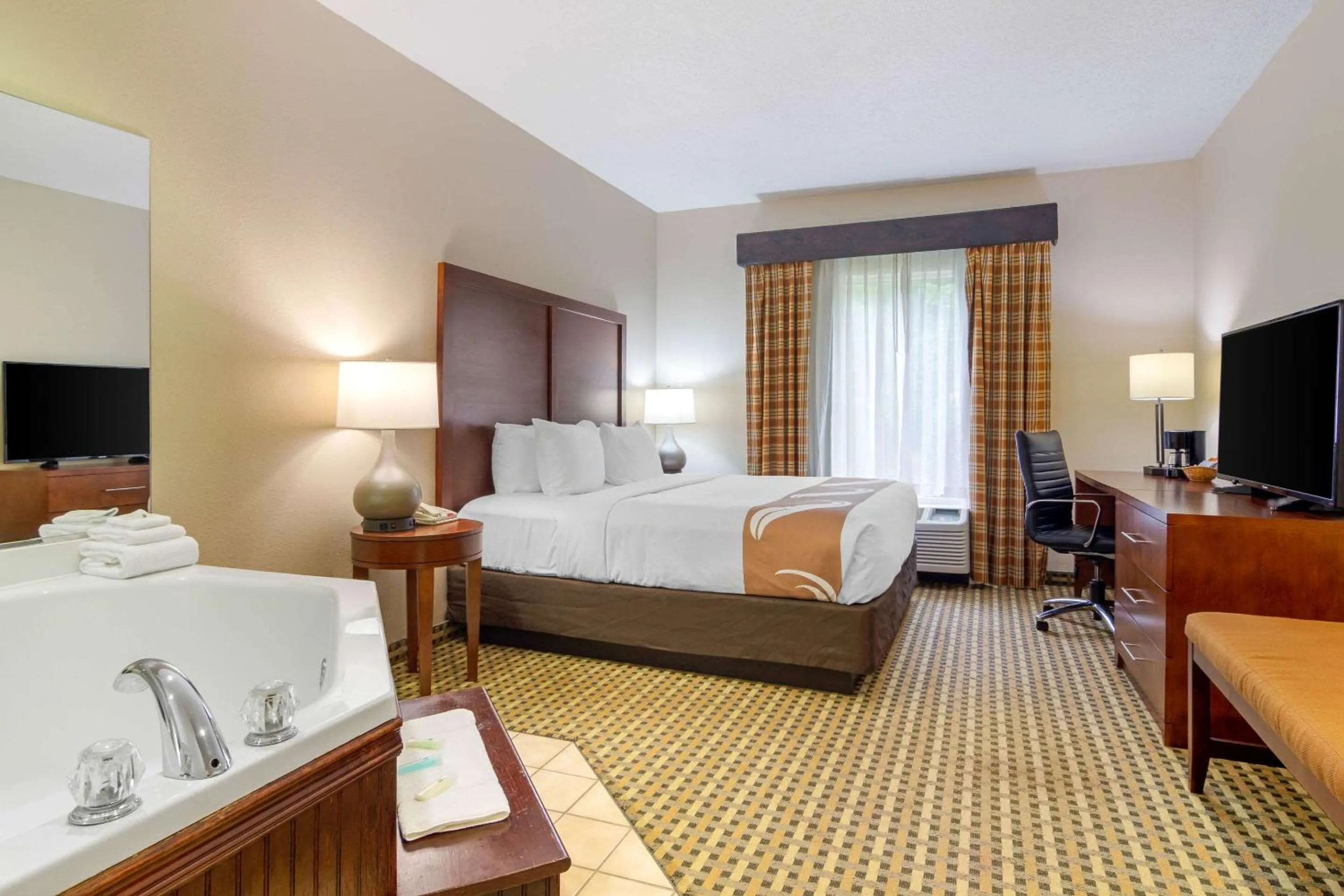 Photo of the whole room, Bed in Quality Inn & Suites Decatur - Atlanta East