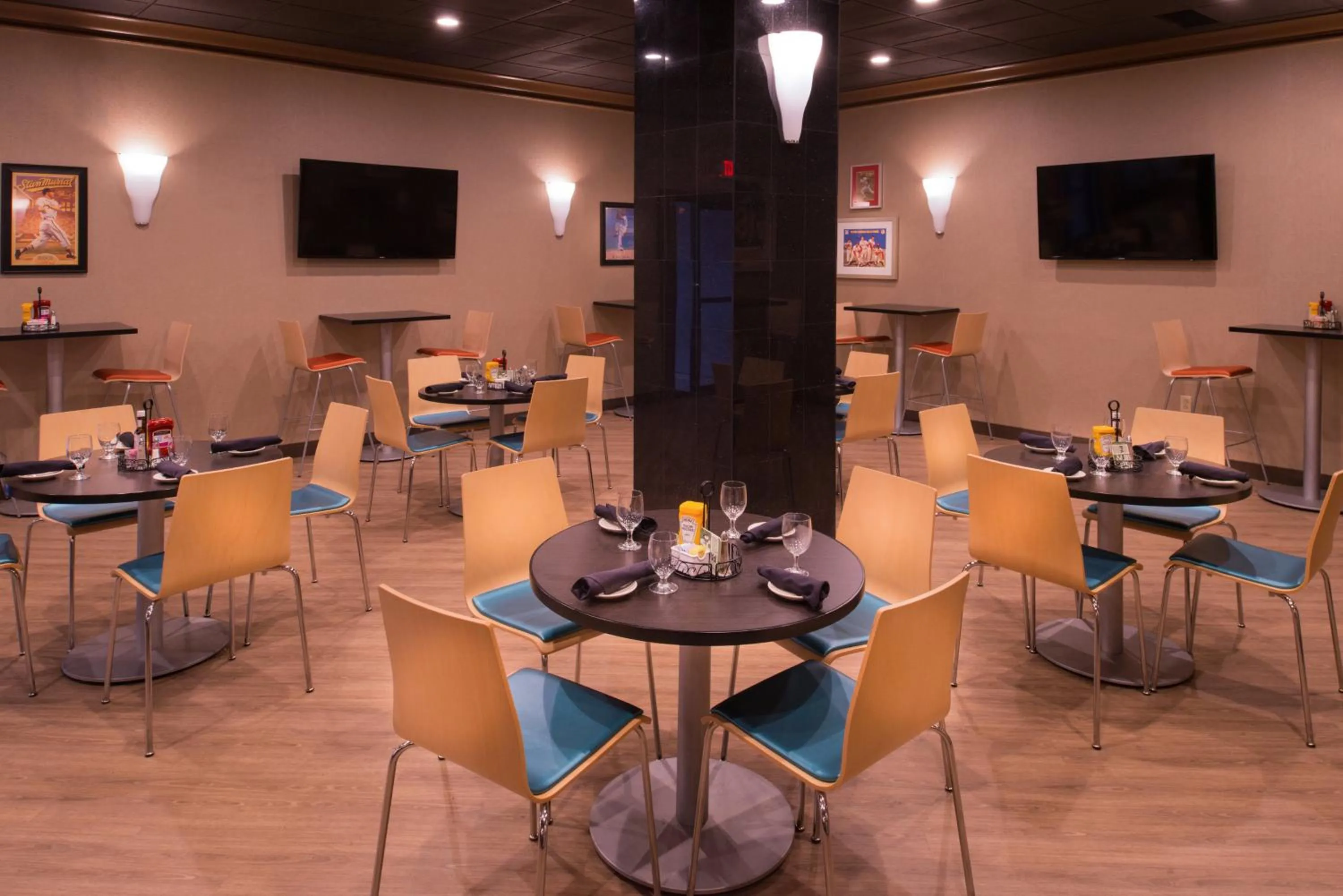 Restaurant/places to eat in The Arch Convention Hotel