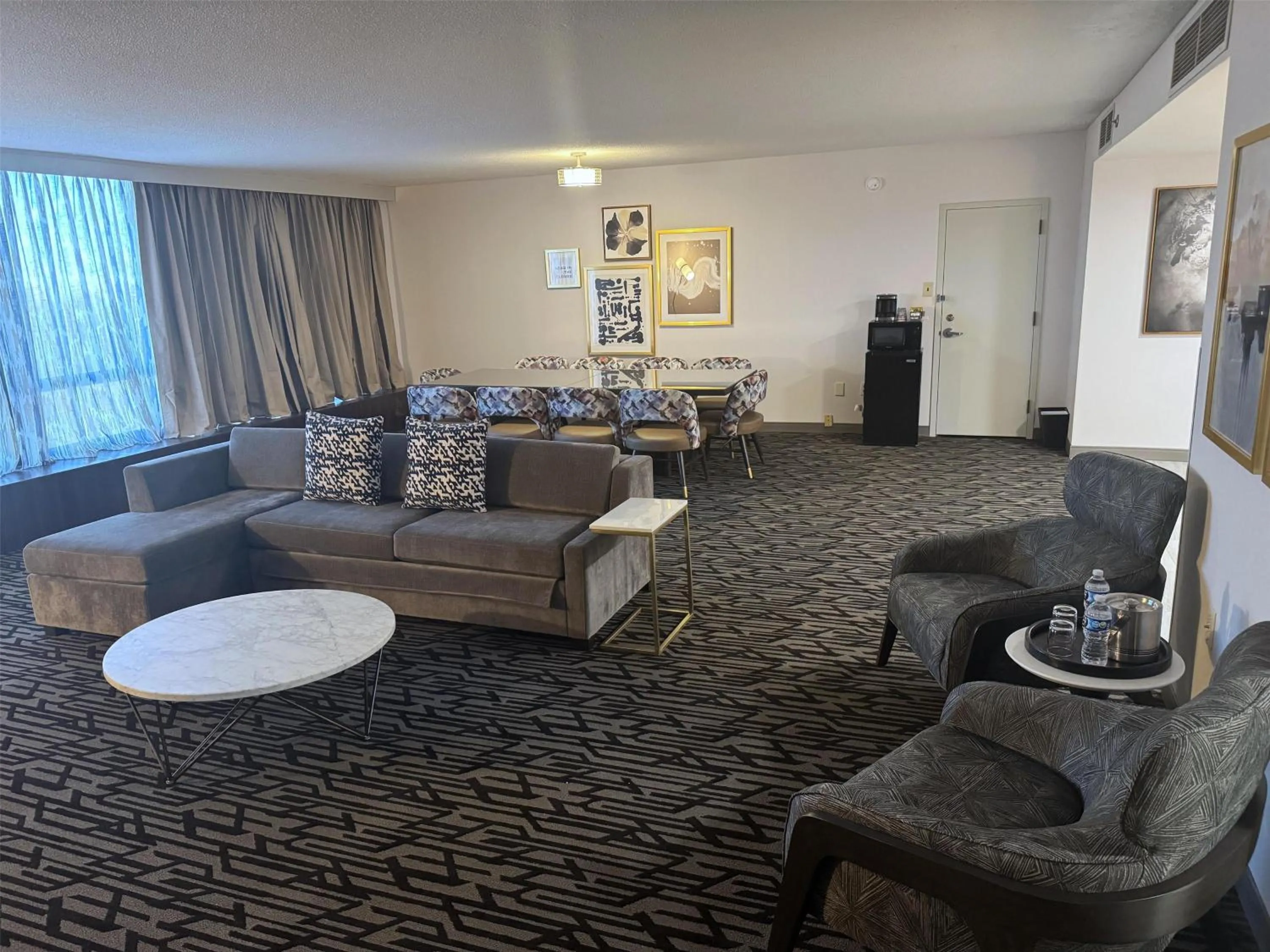 Living room in DoubleTree by Hilton Cherry Hill Philadelphia