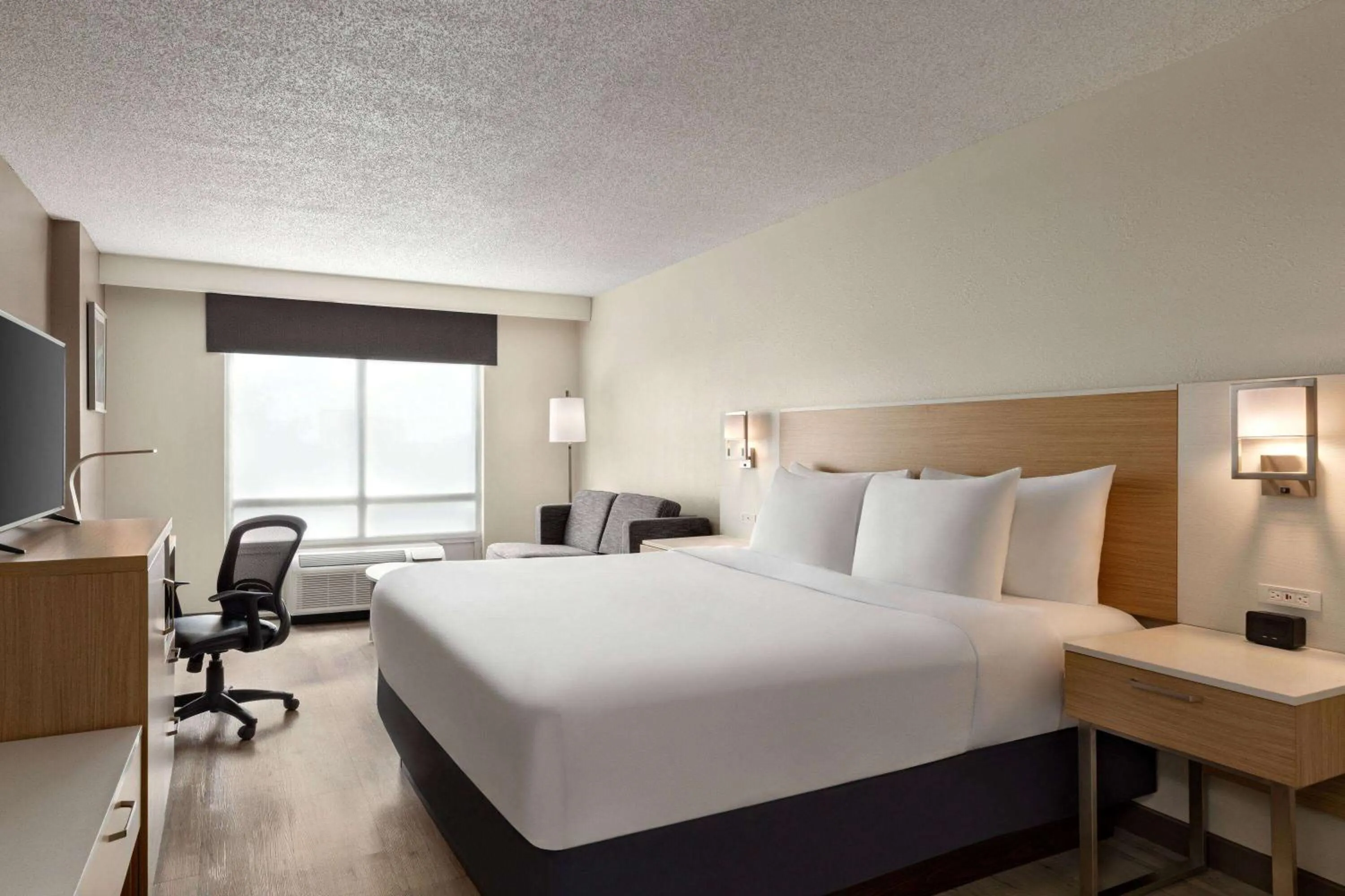 Photo of the whole room, Bed in Wyndham Garden Duluth