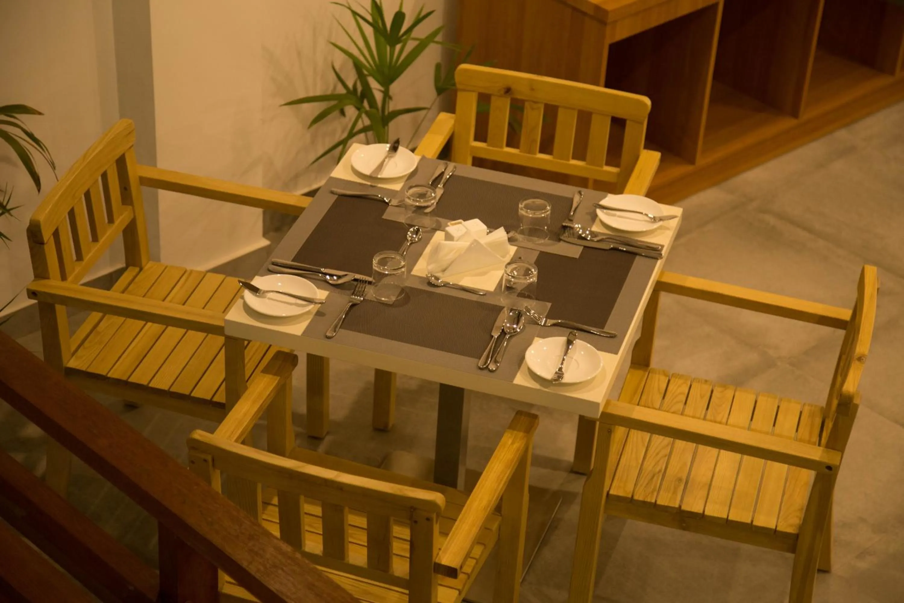 Restaurant/places to eat in Kuredhi Beach Inn