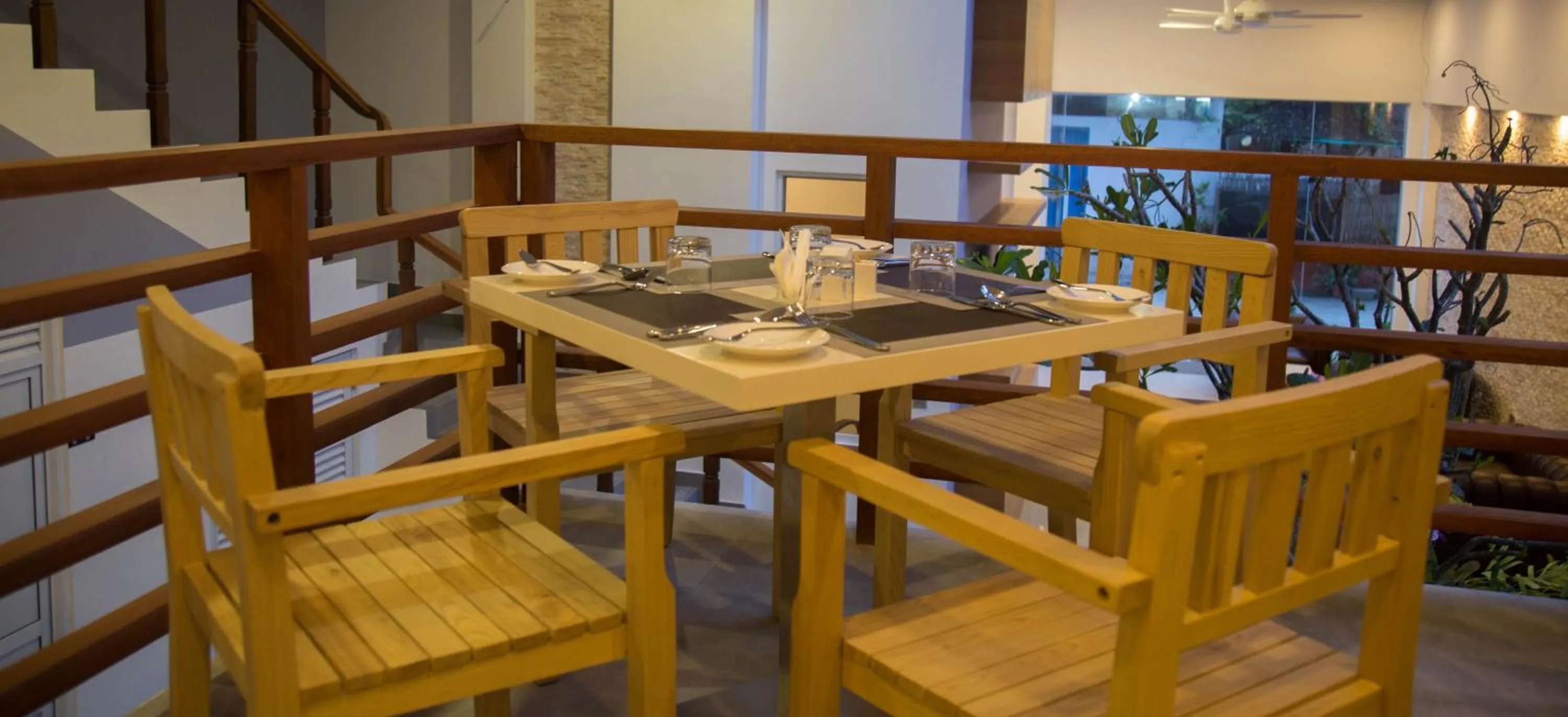 Restaurant/places to eat in Kuredhi Beach Inn
