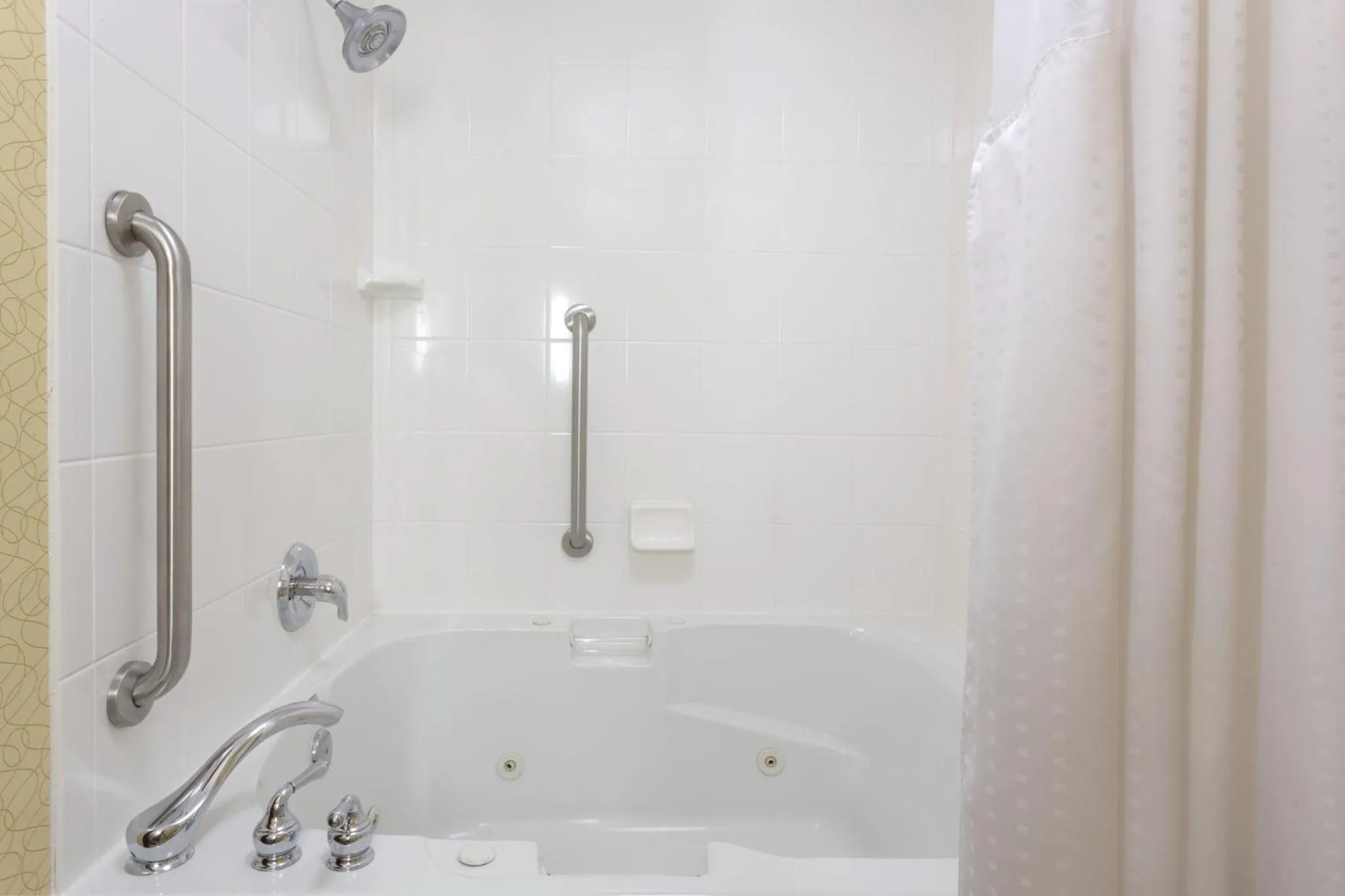 Bedroom in Holiday Inn Express Tower Center New Brunswick by IHG