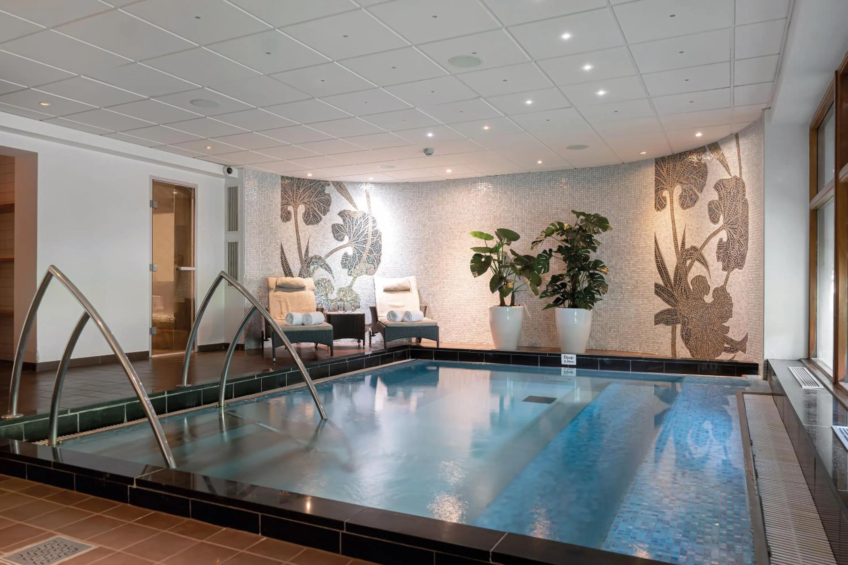 Swimming pool in Elite Park Avenue Hotel