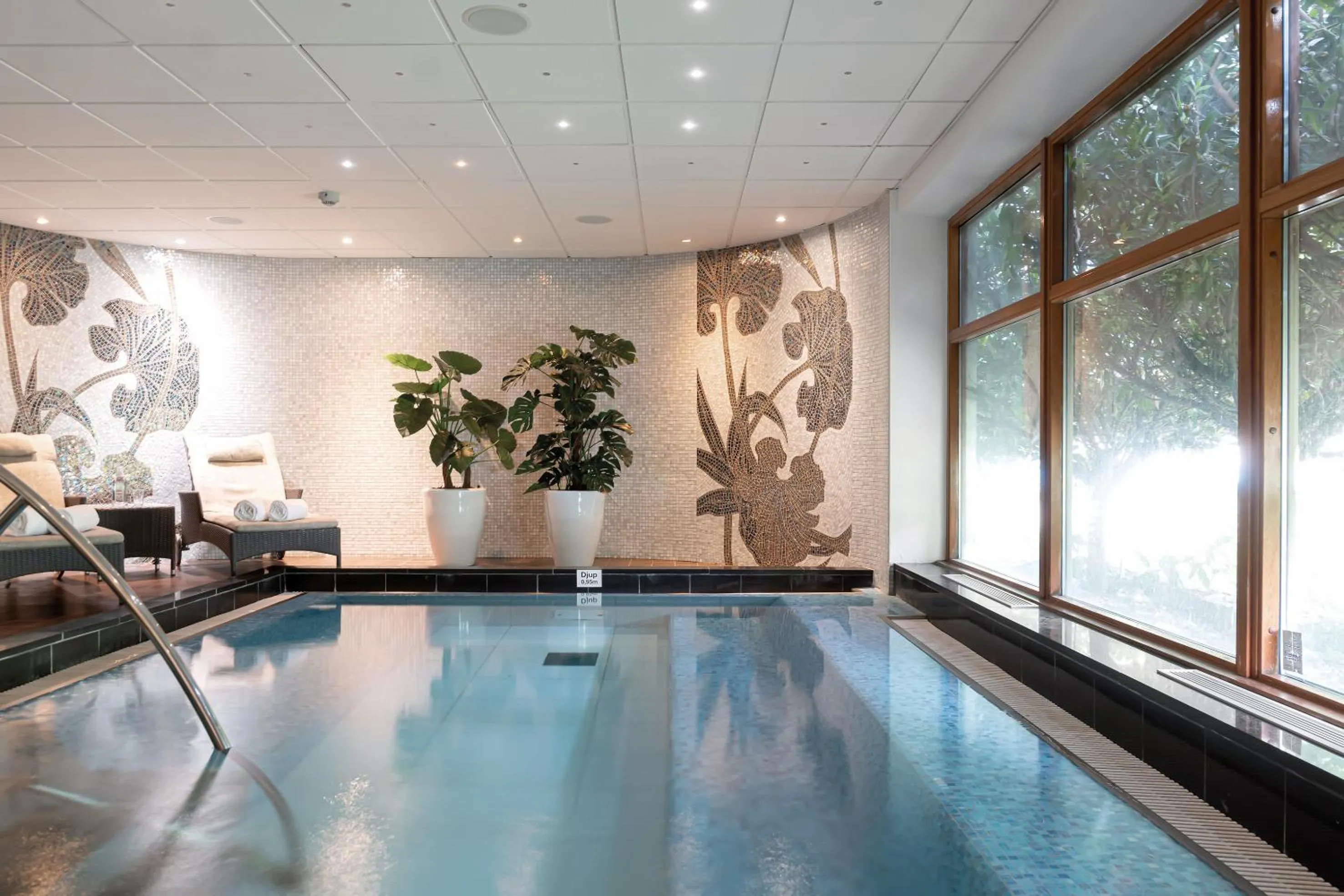 Swimming pool in Elite Park Avenue Hotel