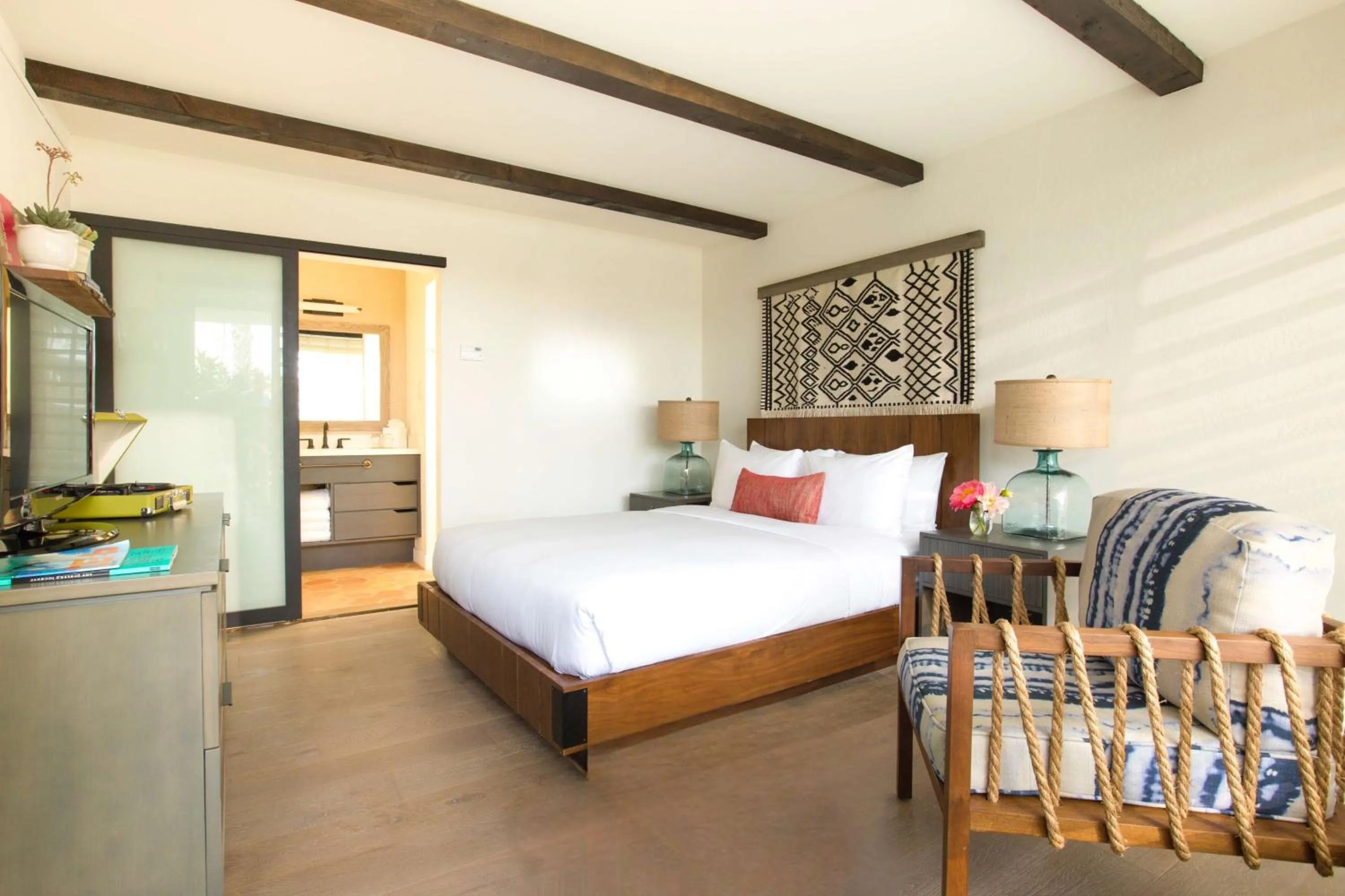 Bathroom, Bed in The Leta Santa Barbara Goleta, Tapestry Collection by Hilton