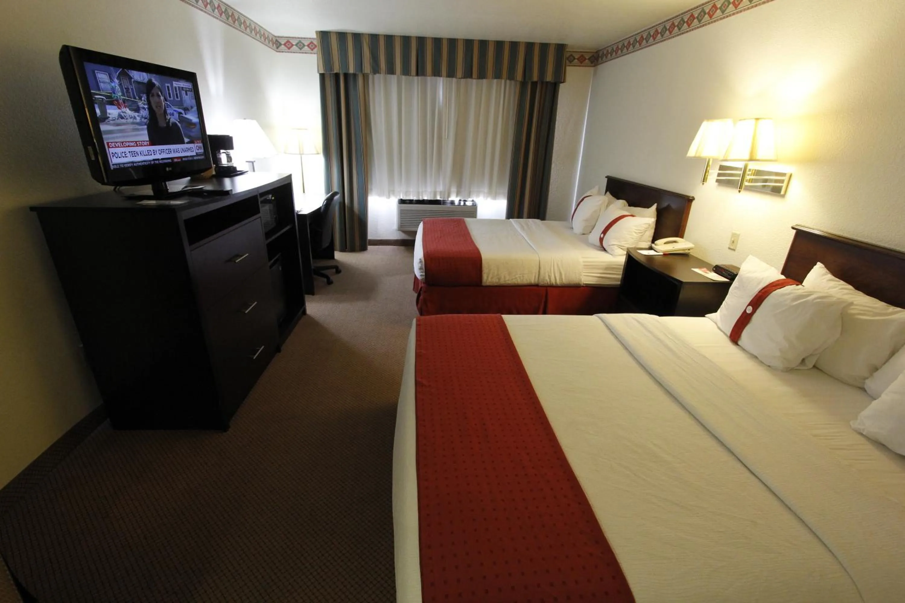 Photo of the whole room, Bed in Ramada by Wyndham Williams/Grand Canyon Area