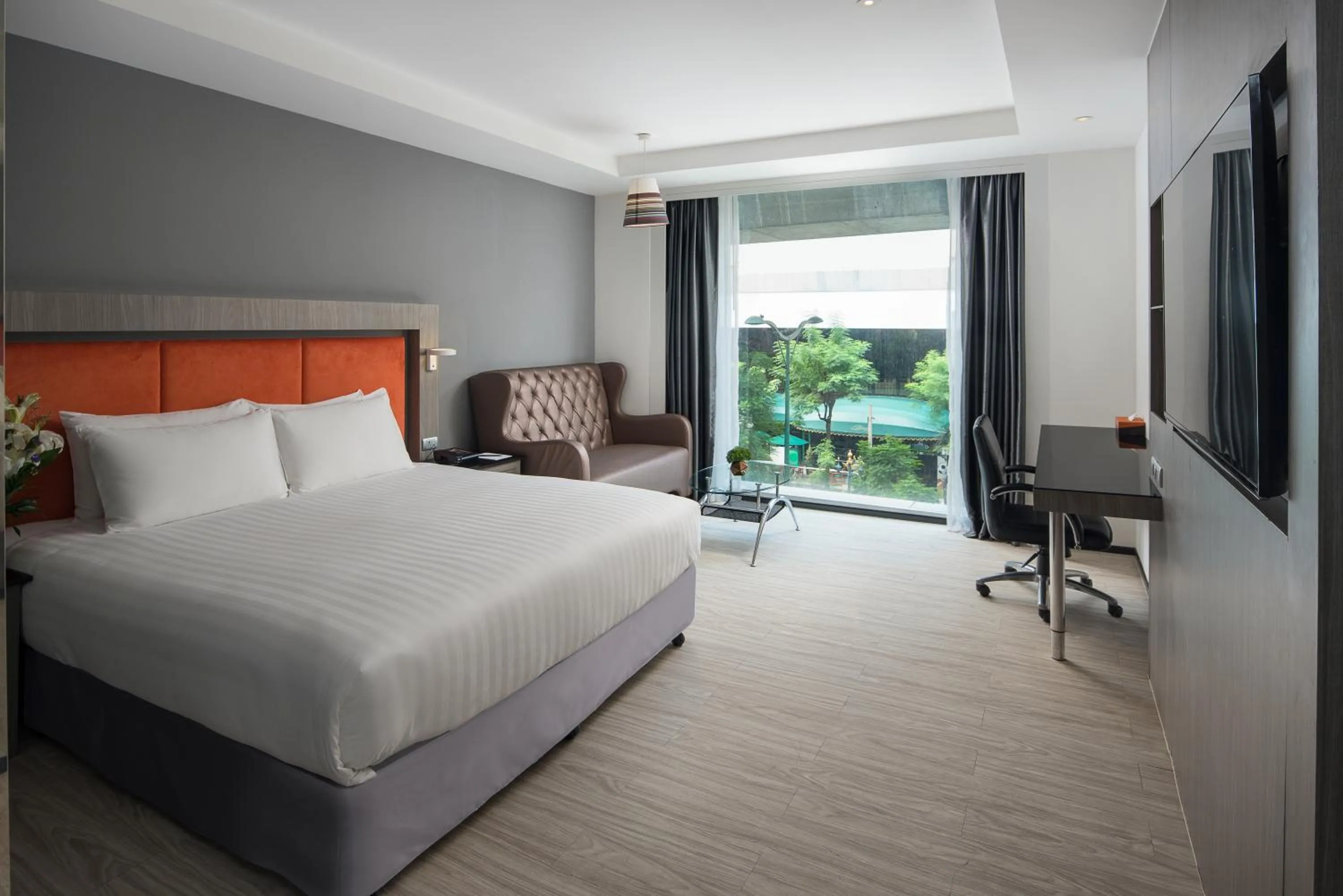 Seating area, Bed in Grand 5 Hotel & Plaza Sukhumvit Bangkok