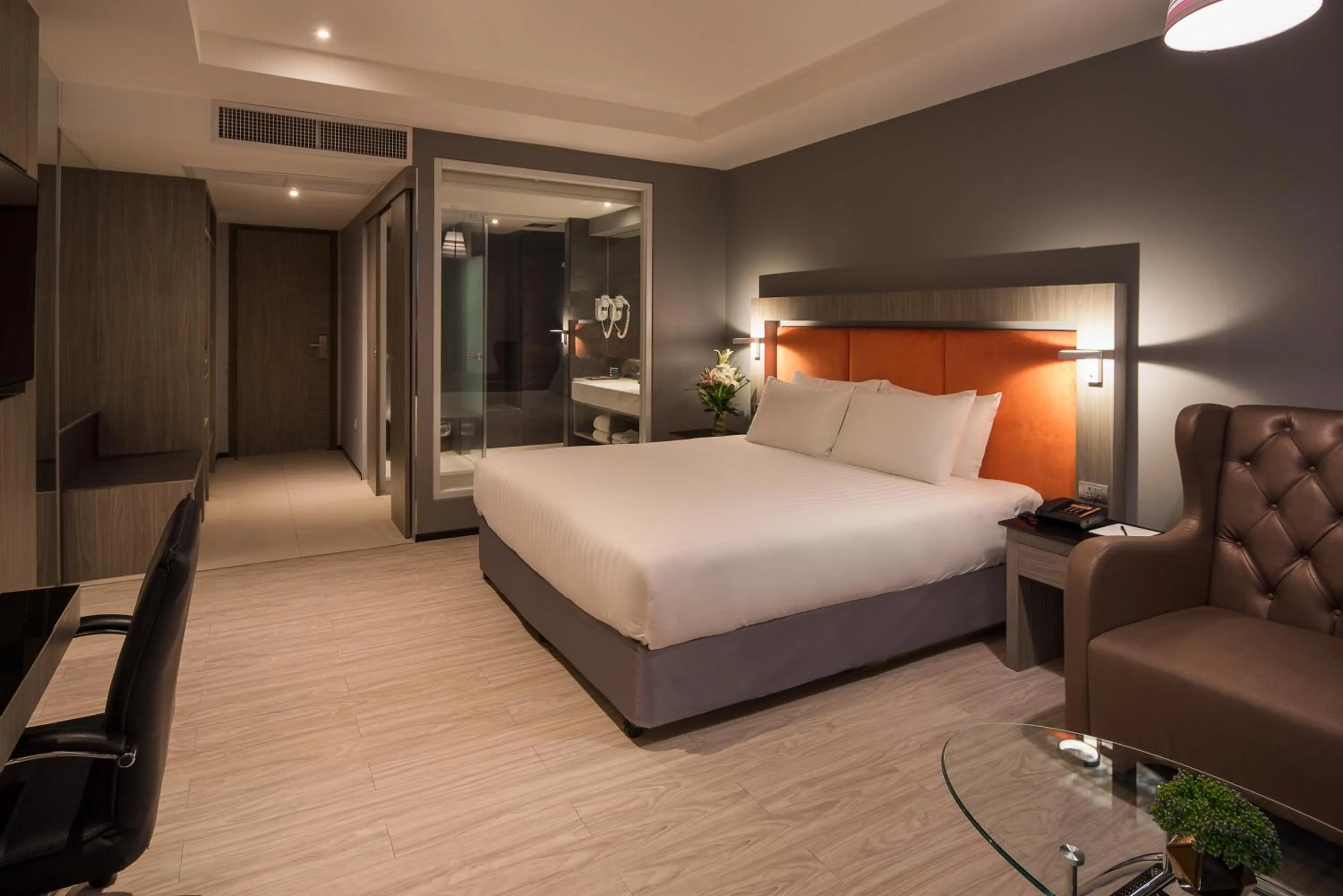 Seating area, Bed in Grand 5 Hotel & Plaza Sukhumvit Bangkok