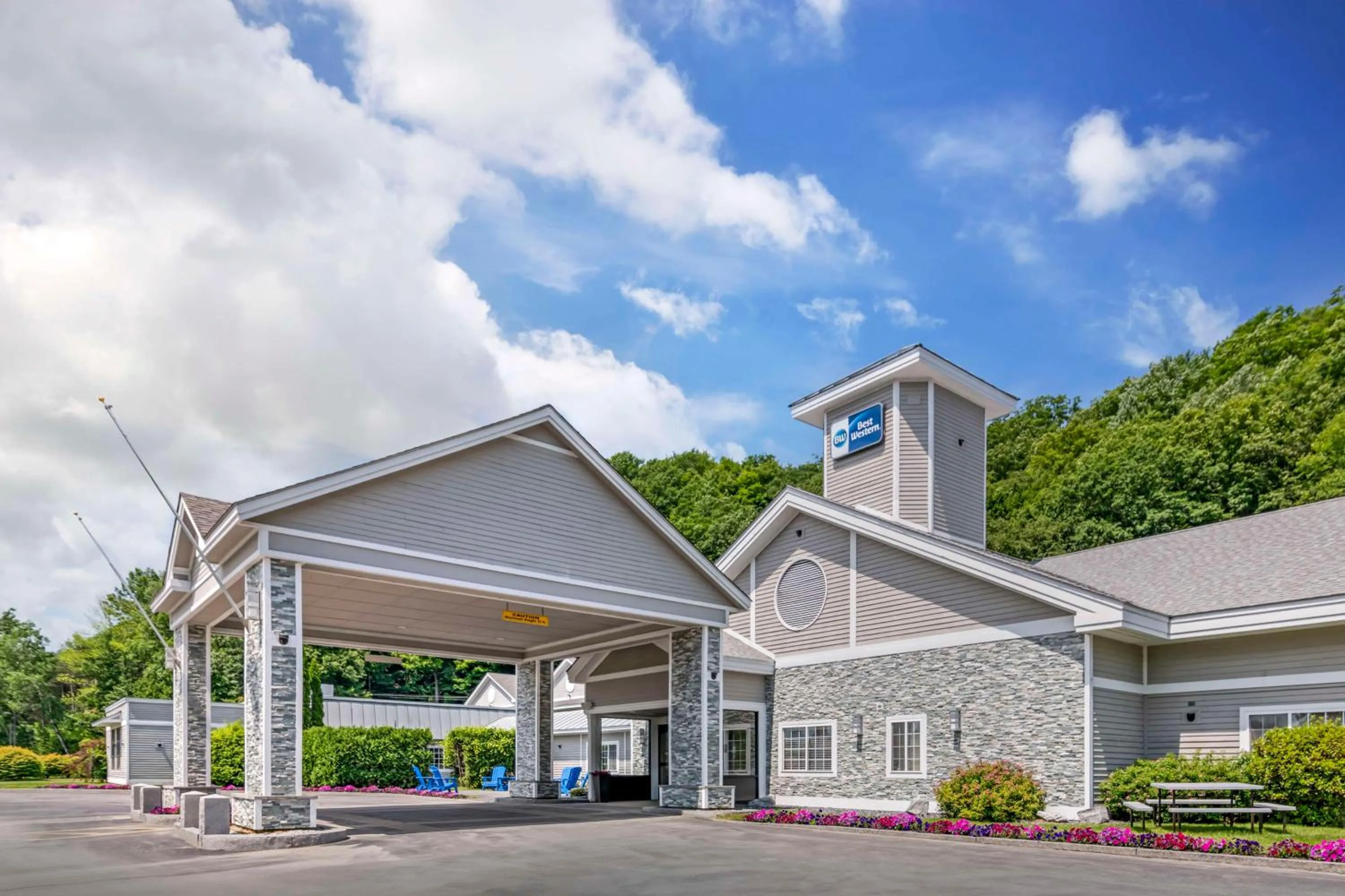 Property building in Best Western Springfield Hotel