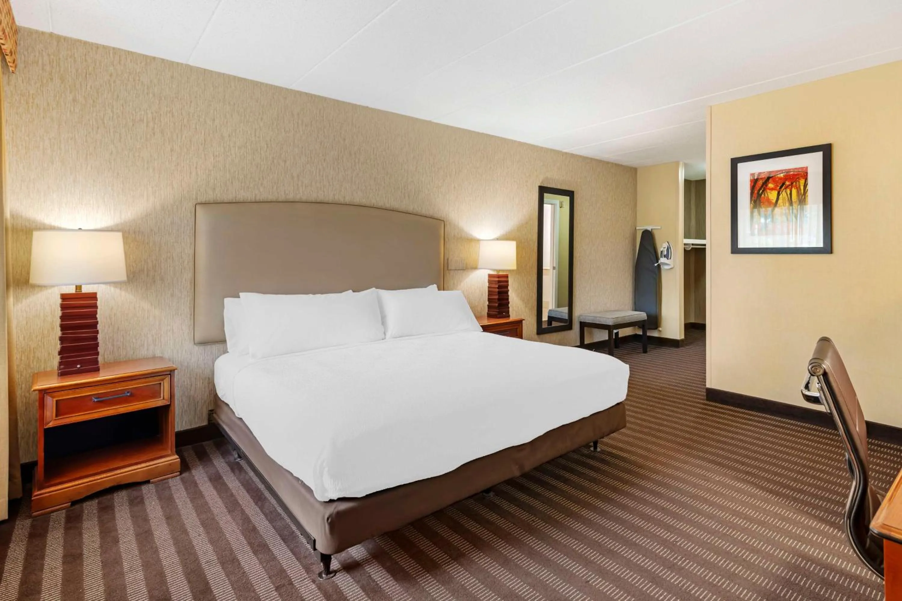 Bedroom, Bed in Best Western Springfield Hotel