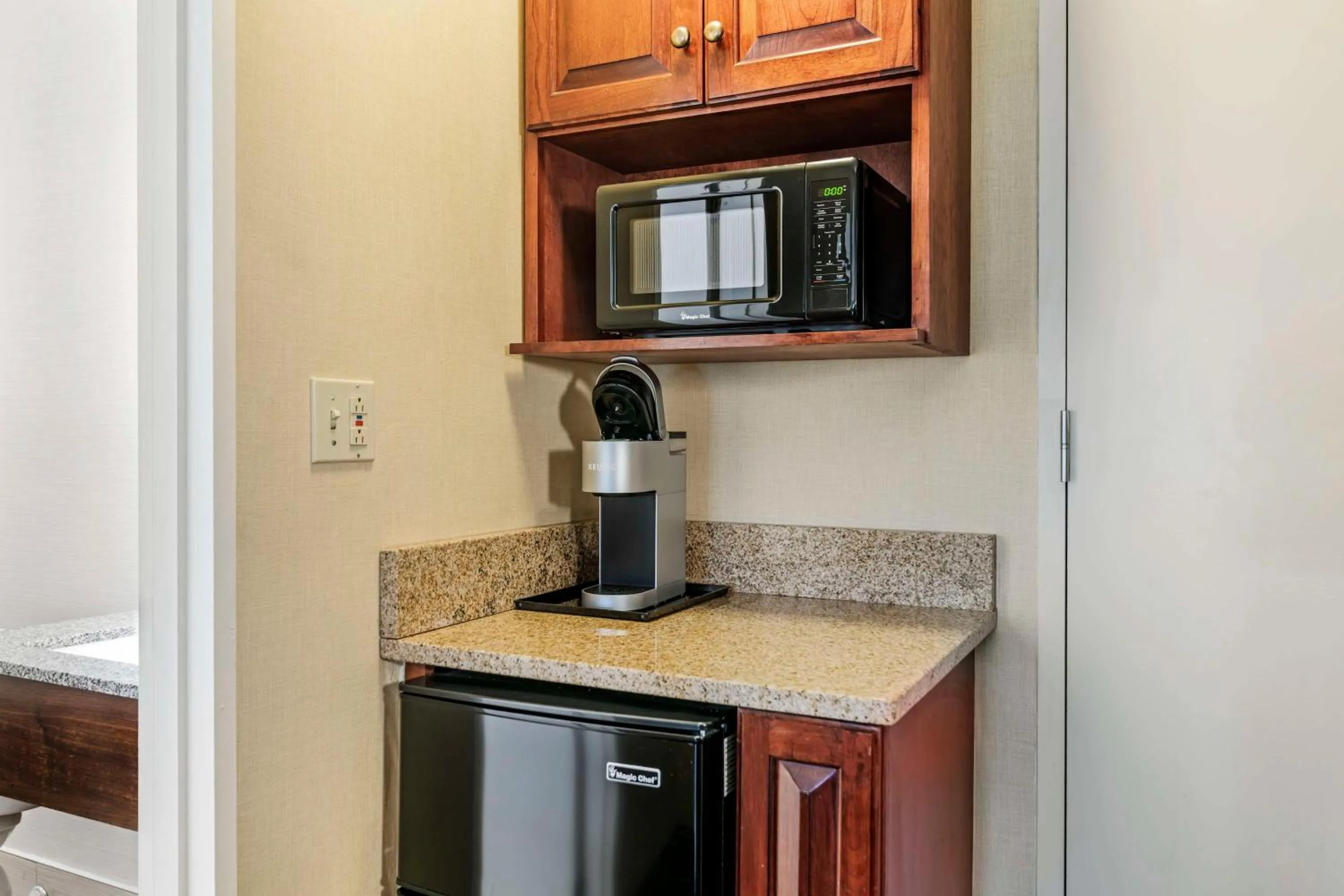 Bedroom in Best Western Springfield Hotel