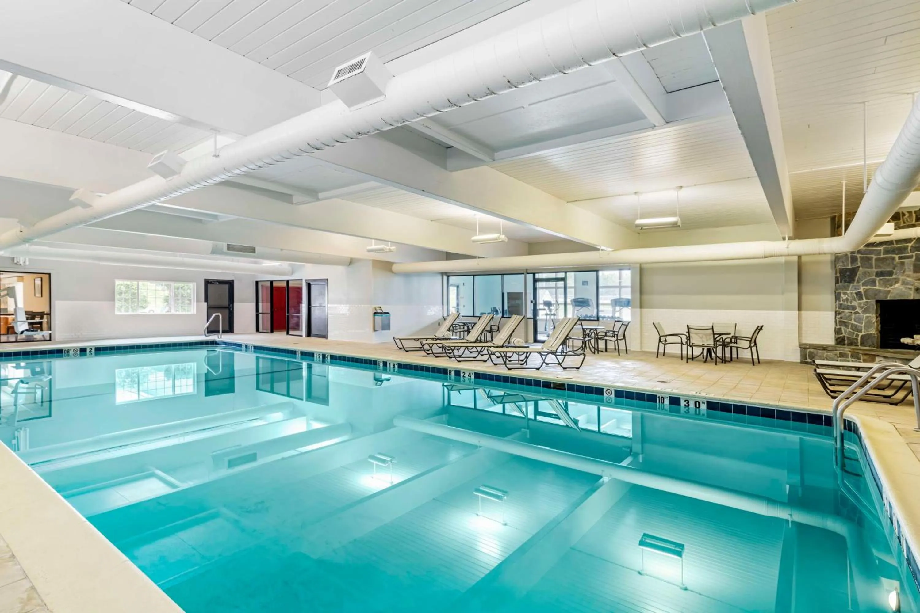 Pool view in Best Western Springfield Hotel