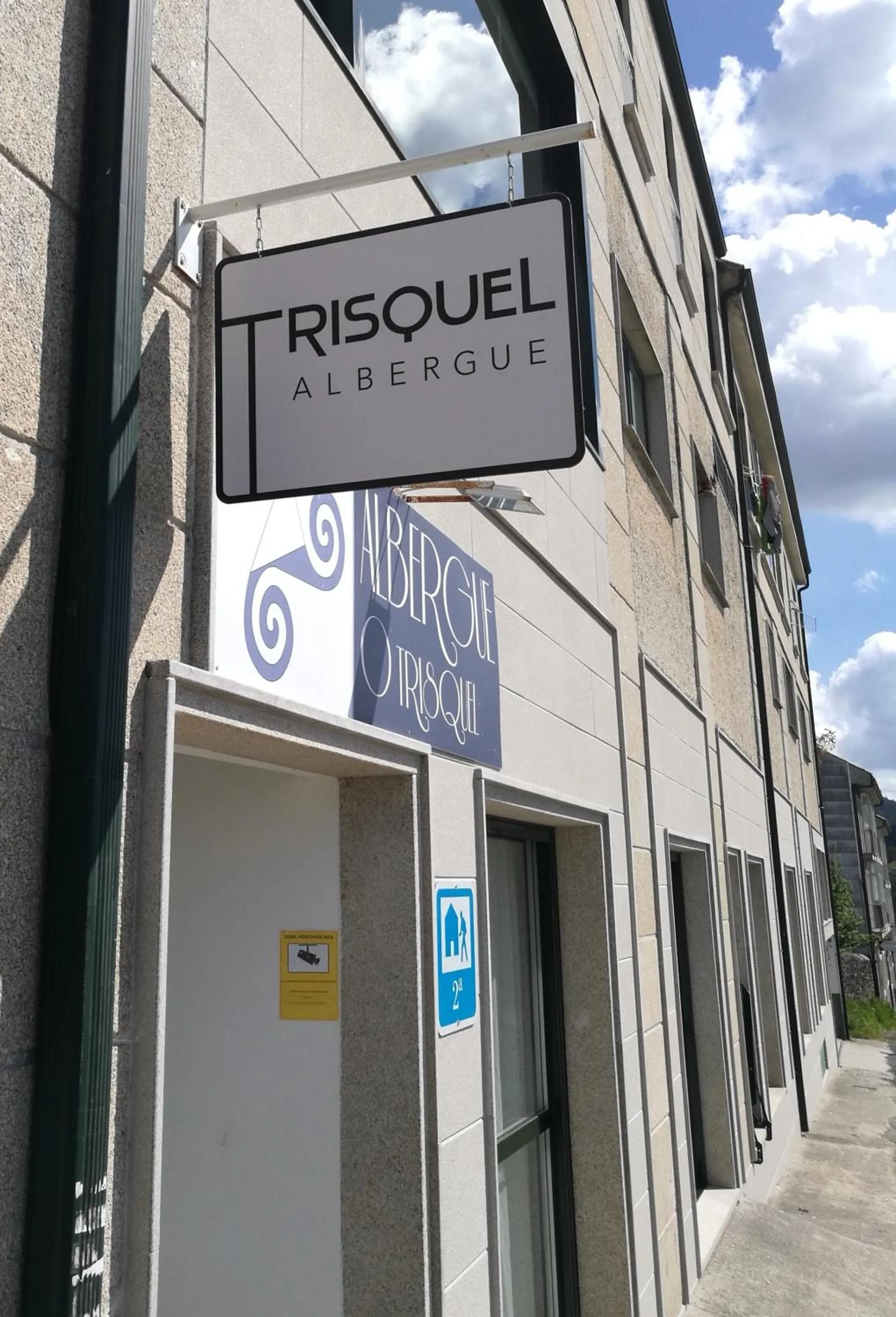 Property logo or sign in Albergue O Trisquel