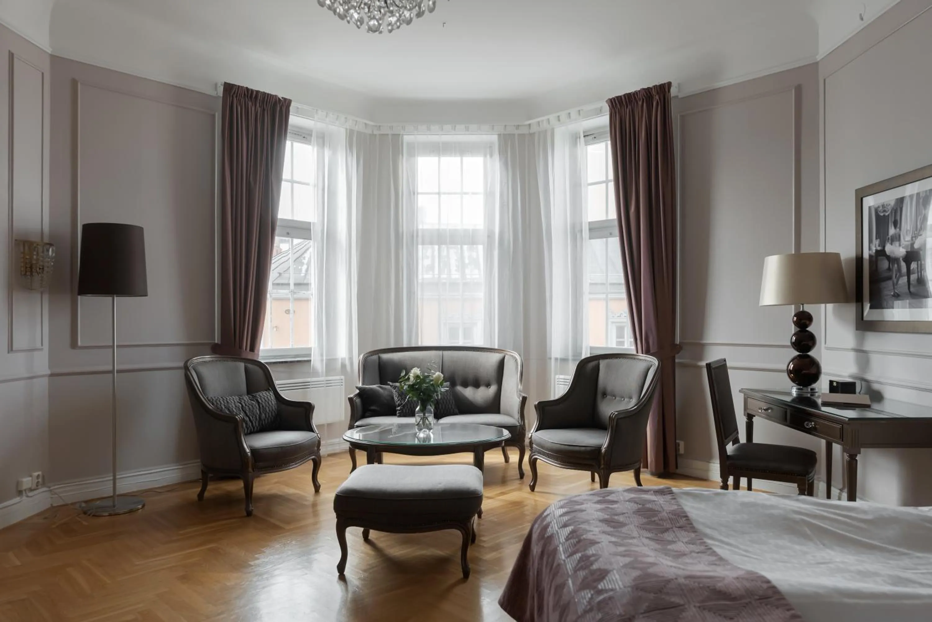 Seating area, Bed in Elite Hotel Savoy