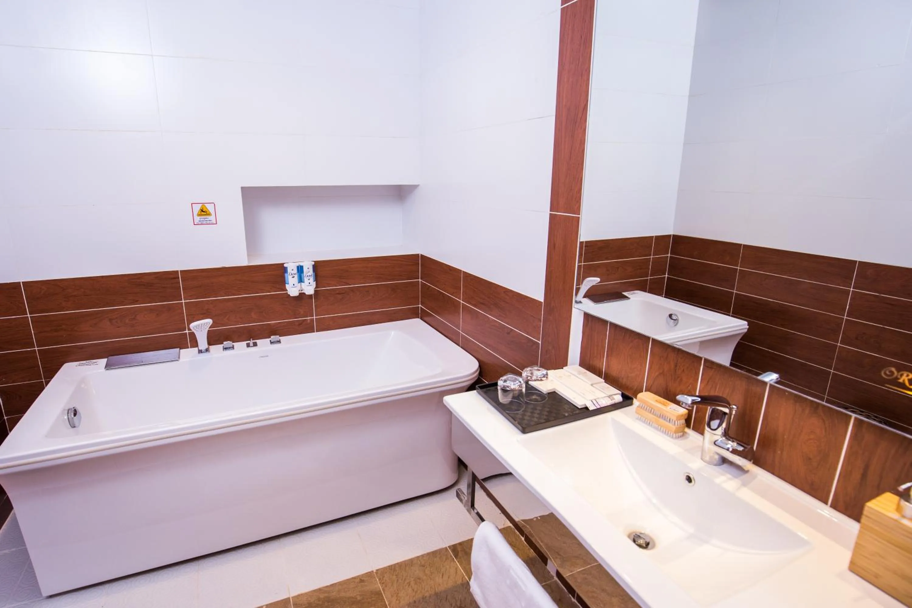 Shower in Orussey One Hotel & Apartment