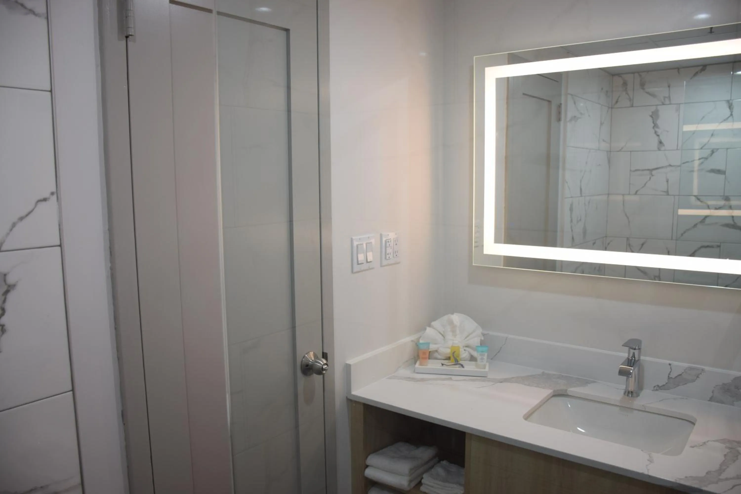 Shower, Bathroom in E Hotel Banquet & Conference Center