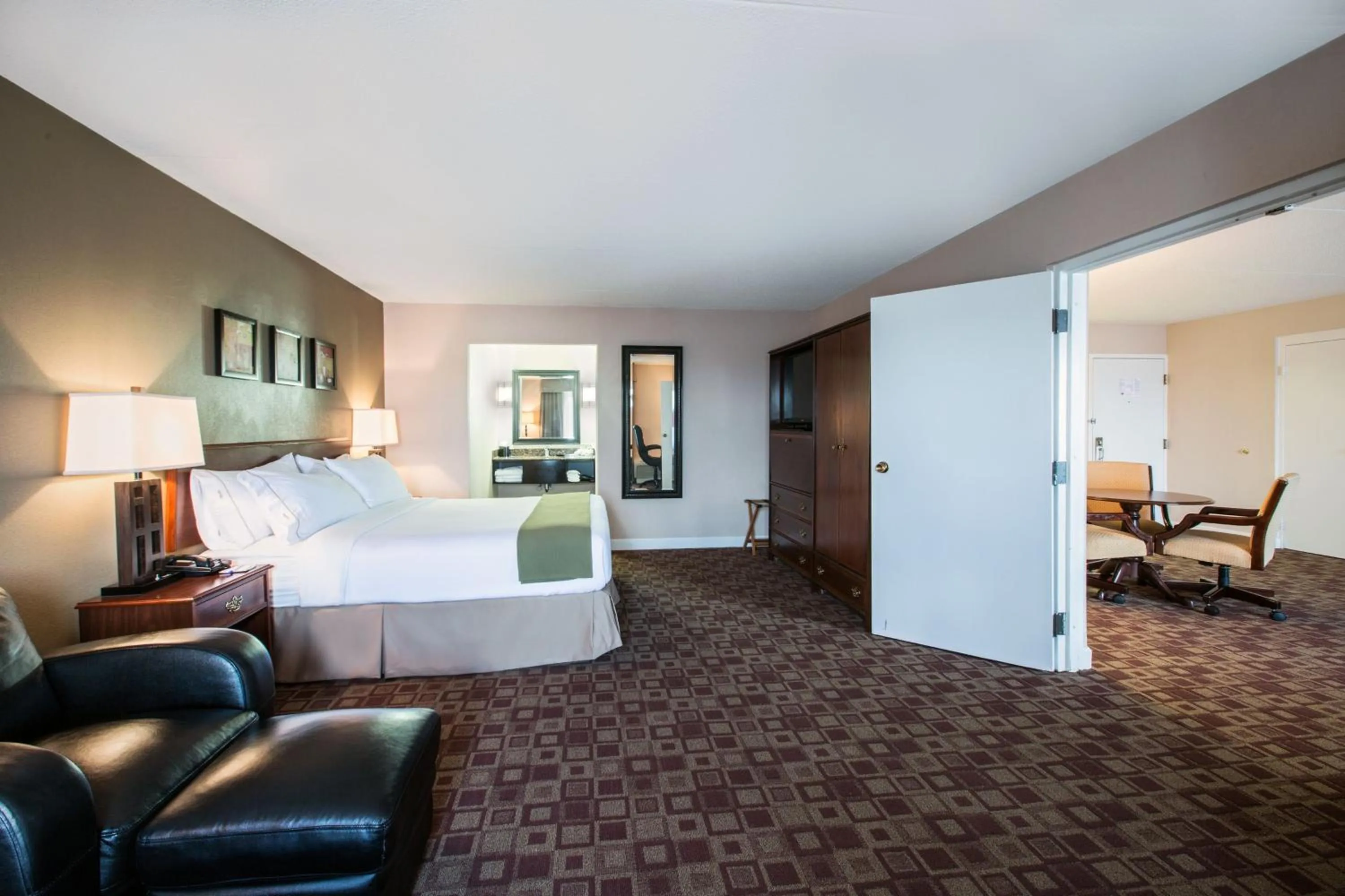 Photo of the whole room, Bed in Holiday Inn Express Schaumburg-Rolling Meadows by IHG