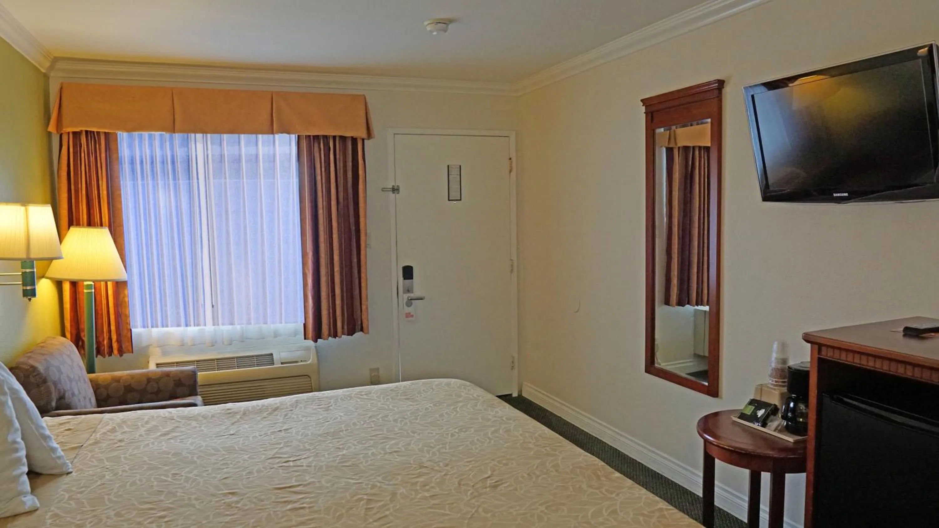 Bed in Redondo Inn and Suites