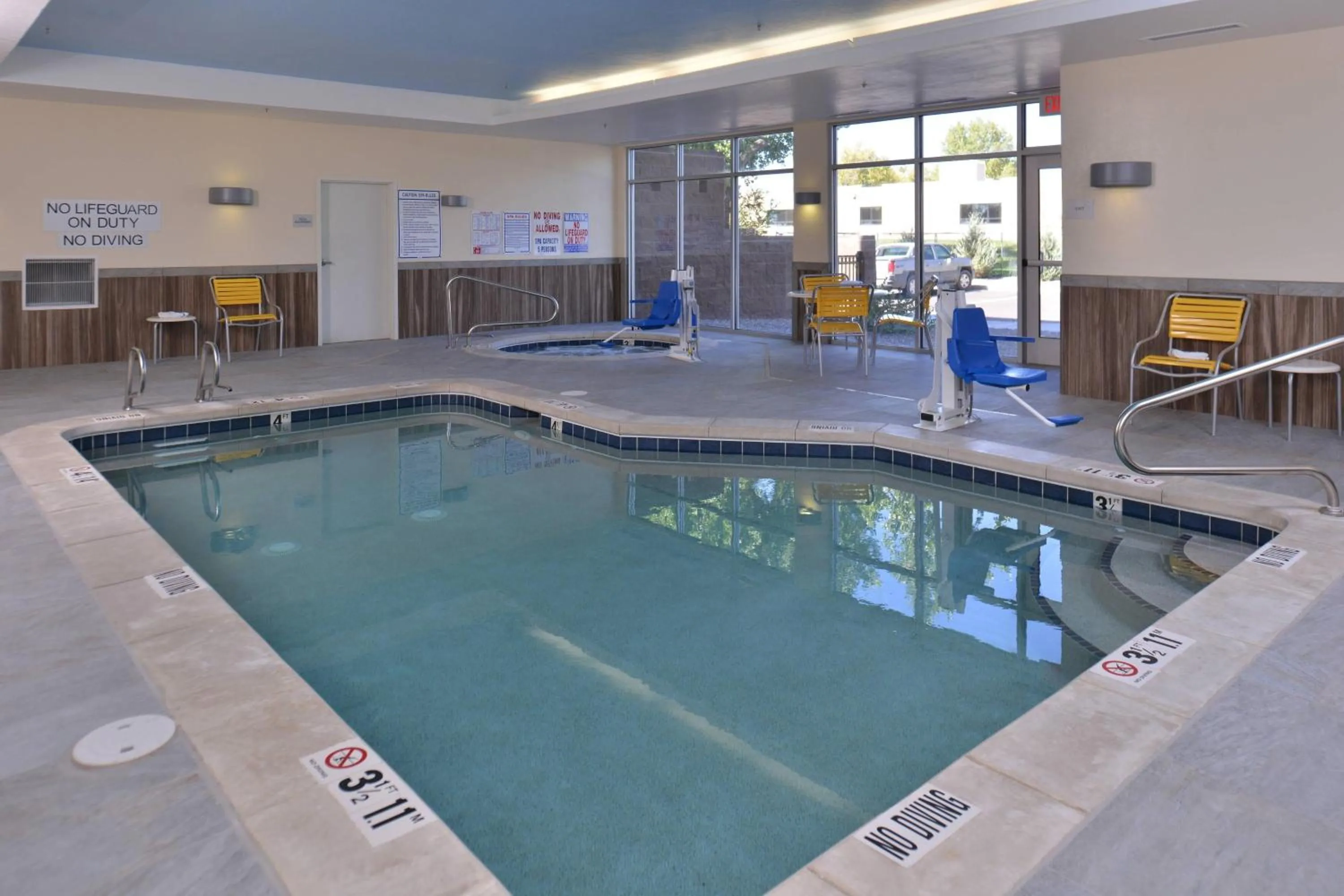 Swimming pool in Fairfield Inn & Suites Farmington