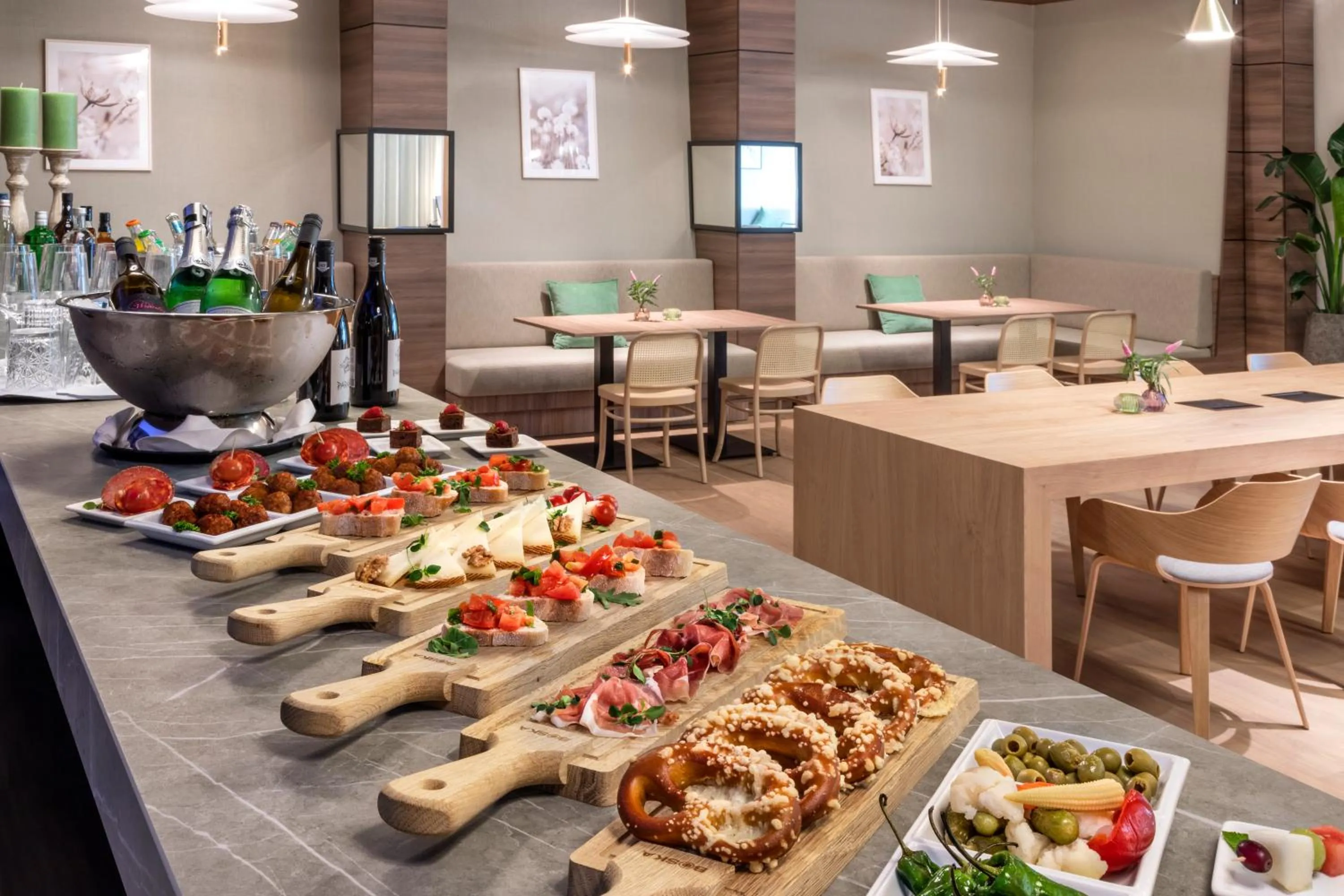 Restaurant/places to eat in Meliá Düsseldorf