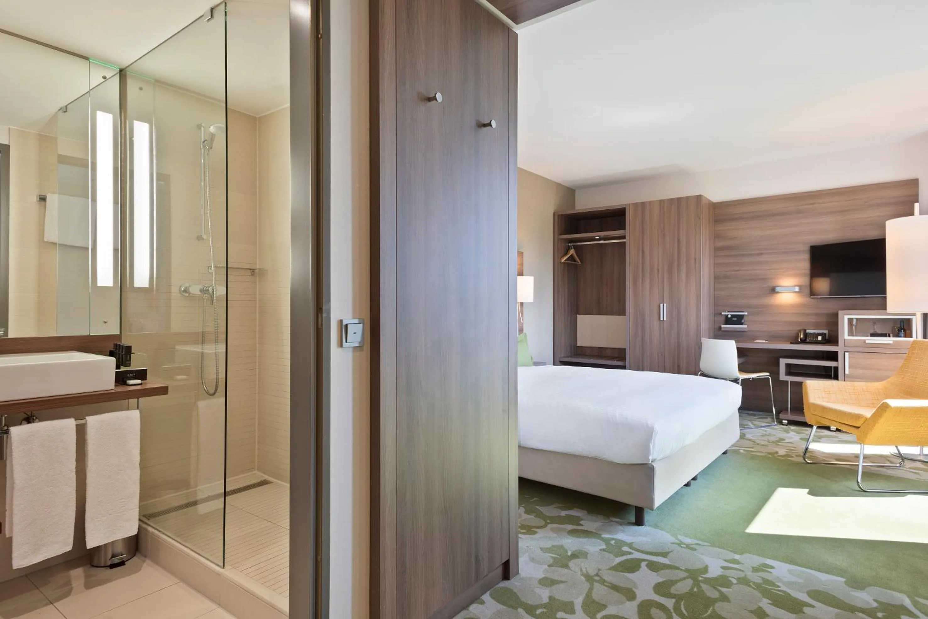 Shower, Bed in Meliá Düsseldorf