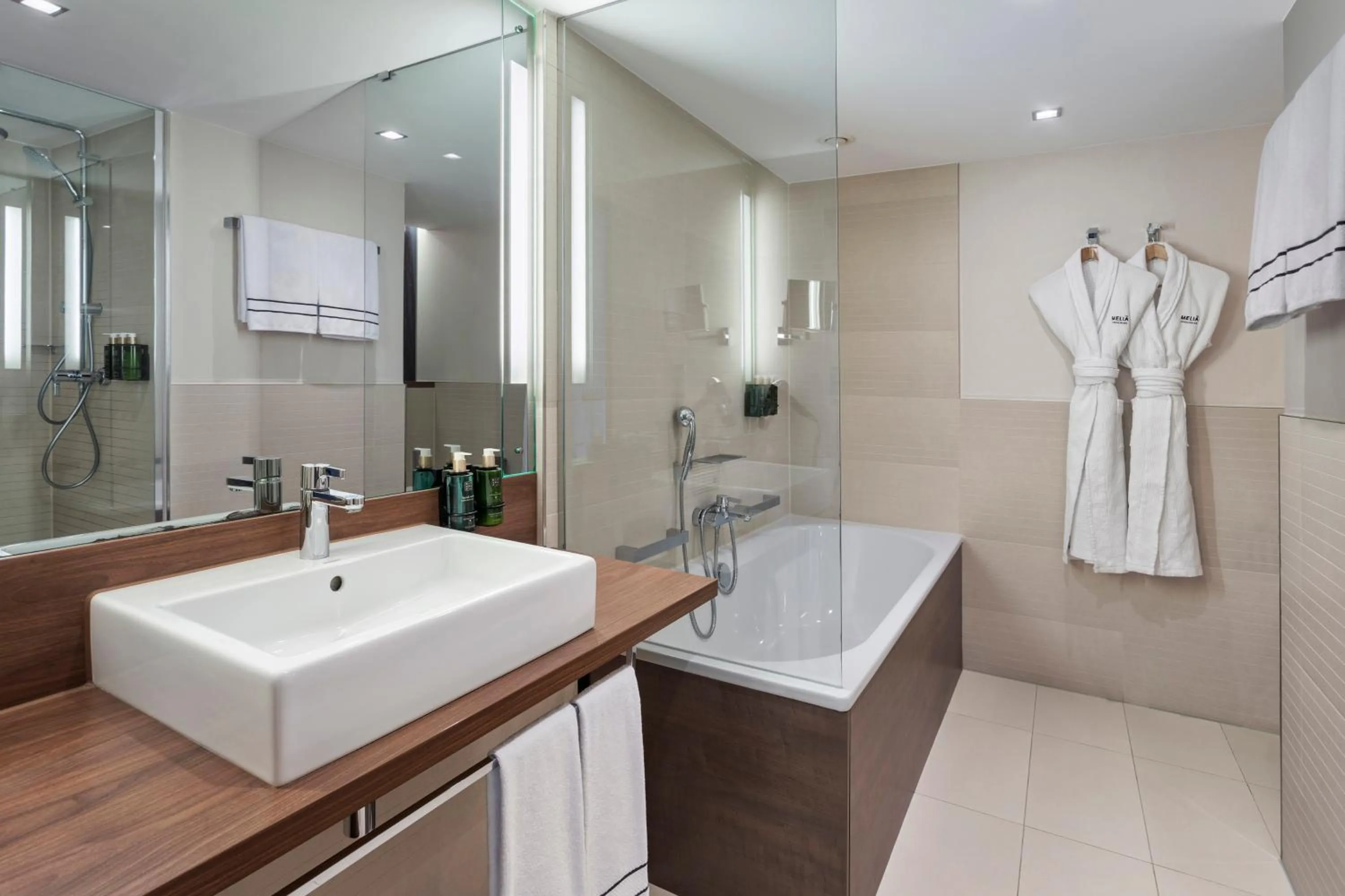 Bathroom in Meliá Düsseldorf