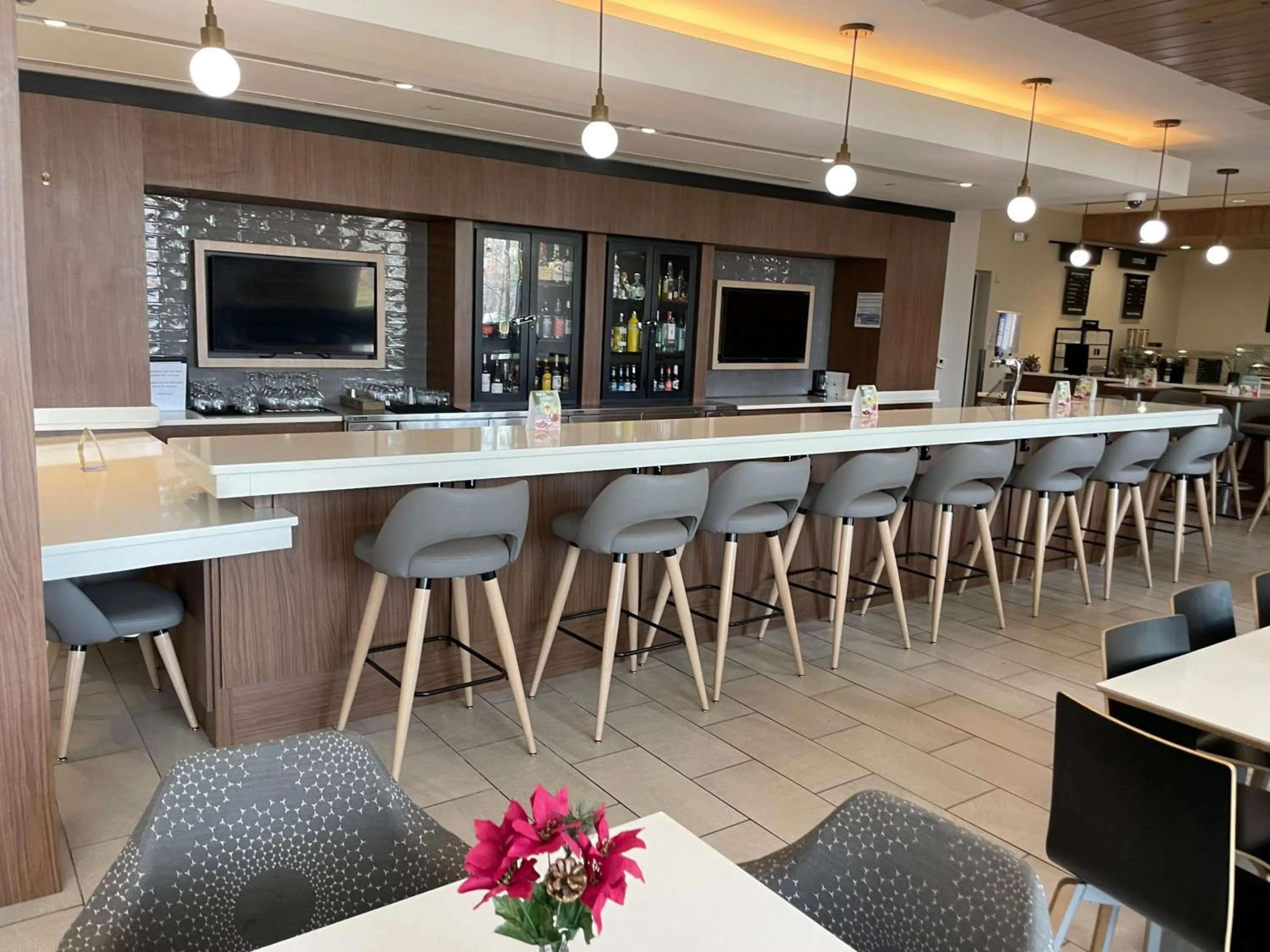 Lounge or bar in Holiday Inn Atlanta-Gas South Arena Area by IHG