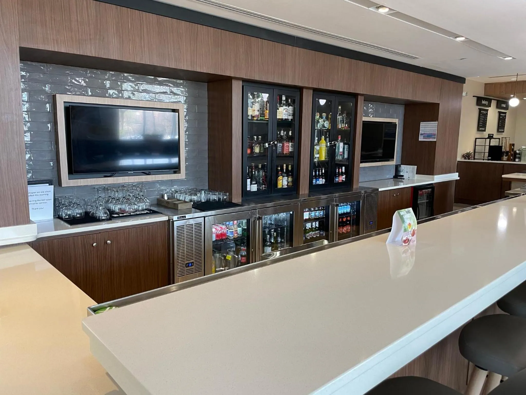 Lounge or bar in Holiday Inn Atlanta-Gas South Arena Area by IHG