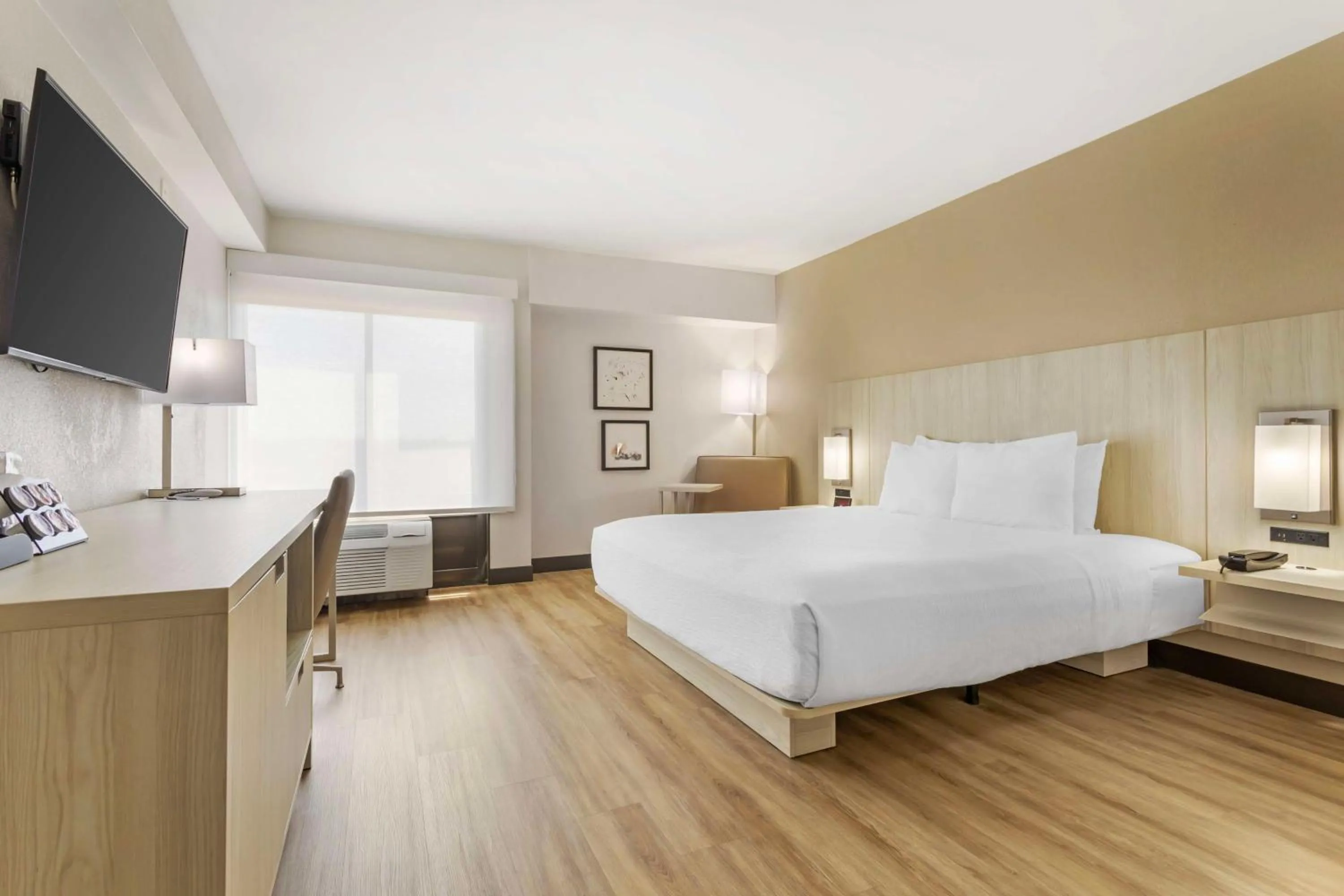 Bedroom, Bed in Best Western Plus Sugar Land-Stafford