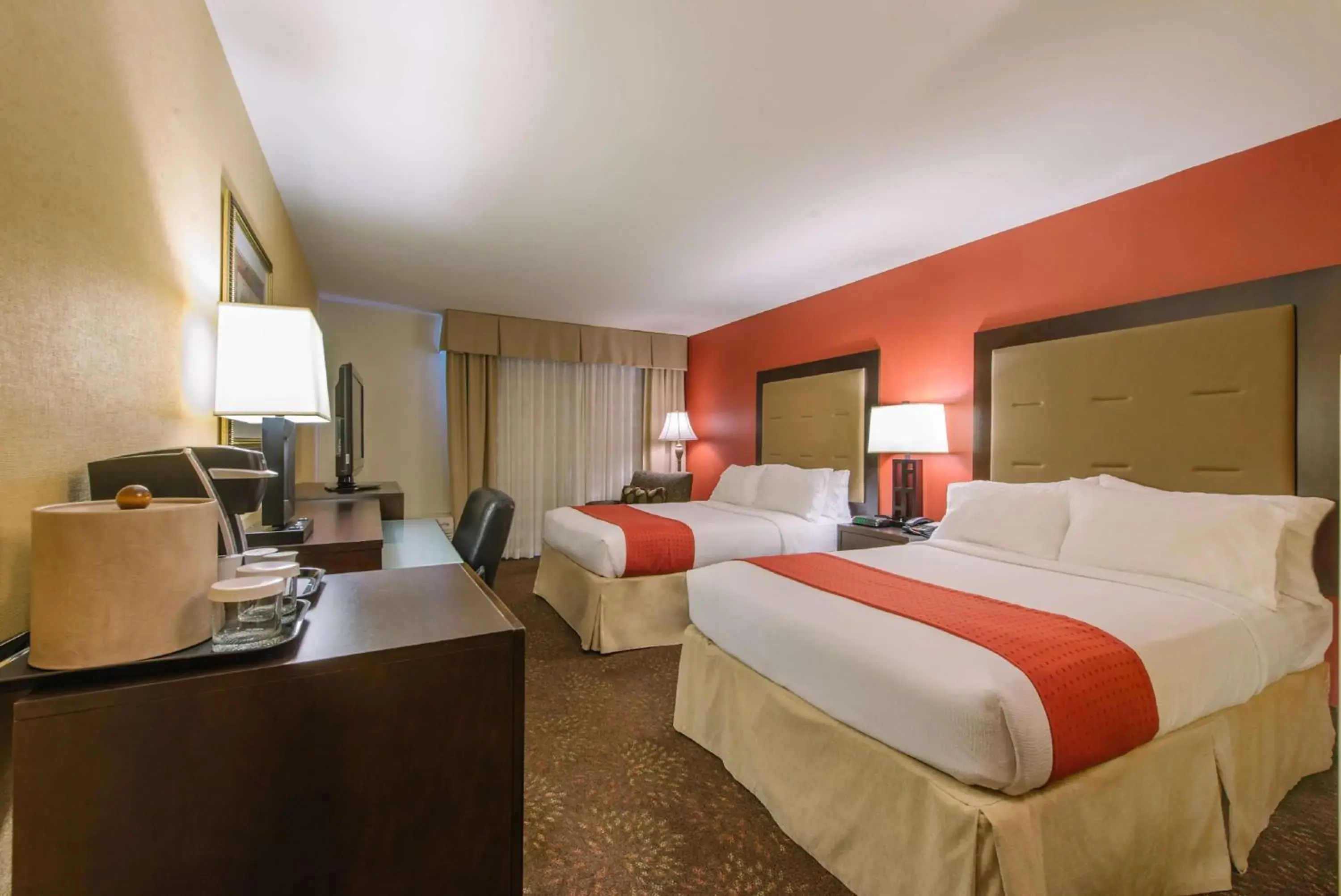 Double Room with Two Double Beds and Bath Tub - Mobility/Hearing Access in Hotel MTK Mount Kisco Double Room with Two Double Beds and Bath Tub - Mobility/Hearing Access in Hotel MTK Mount Kisco