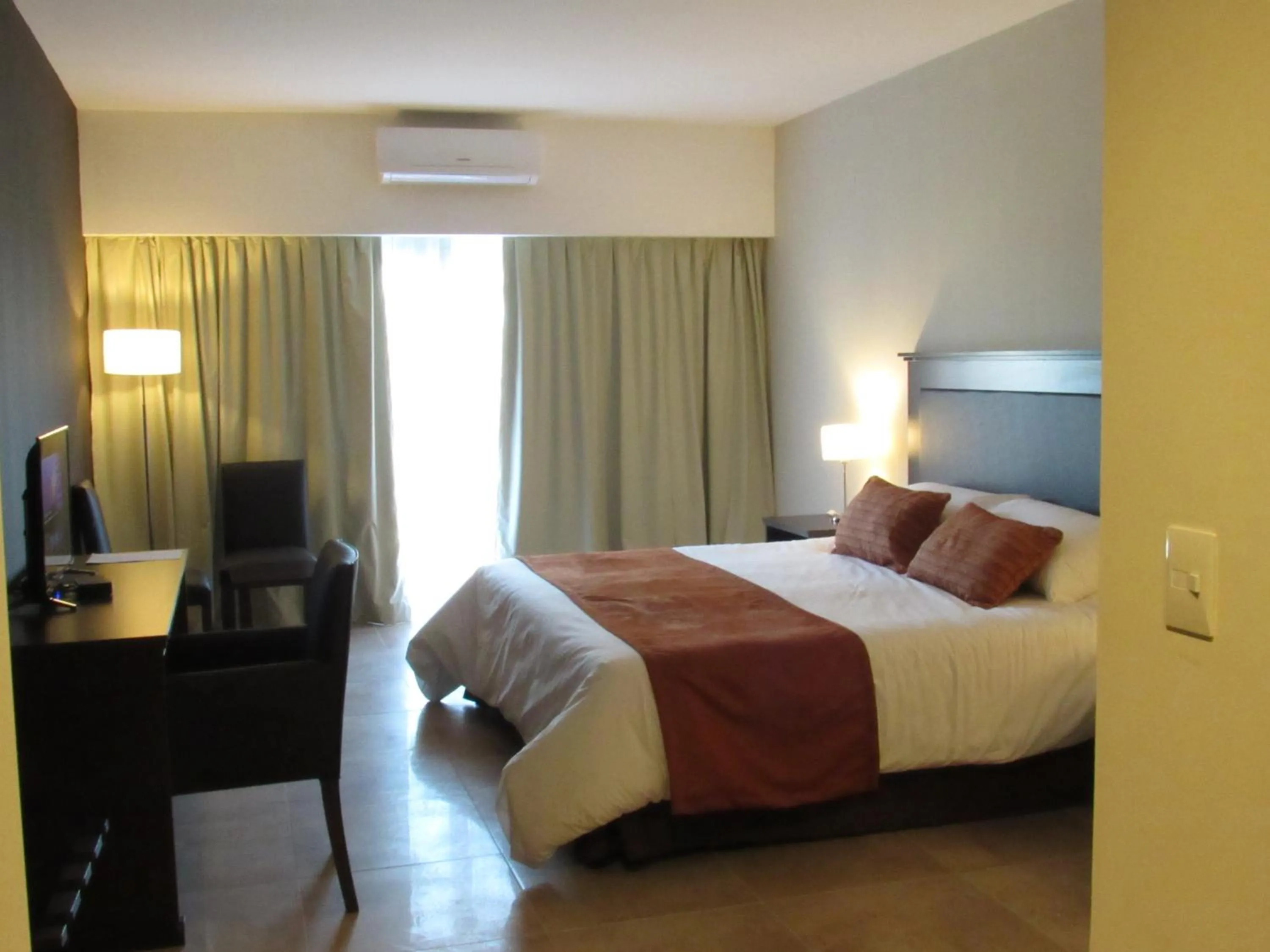 Bedroom, Bed in Howard Johnson Chascomus