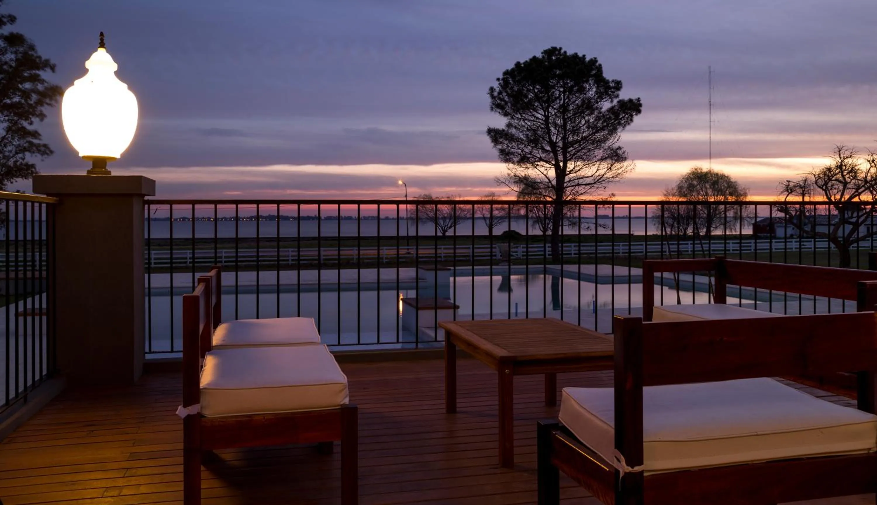 Swimming pool in Howard Johnson Chascomus