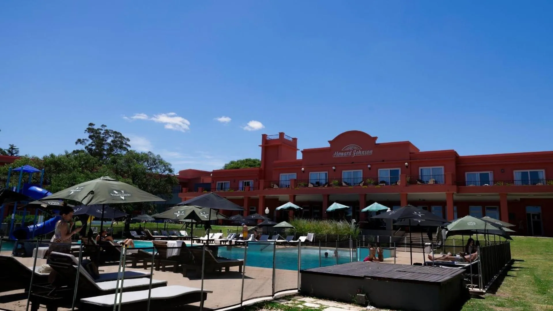 Property building in Howard Johnson Chascomus