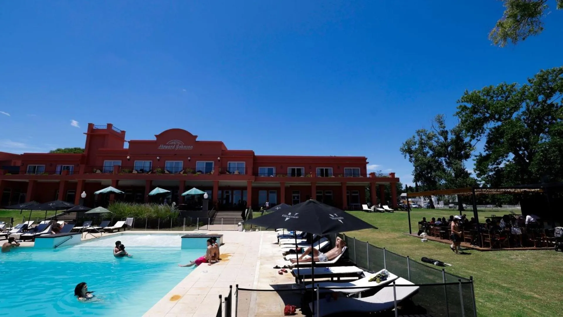 Property building in Howard Johnson Chascomus