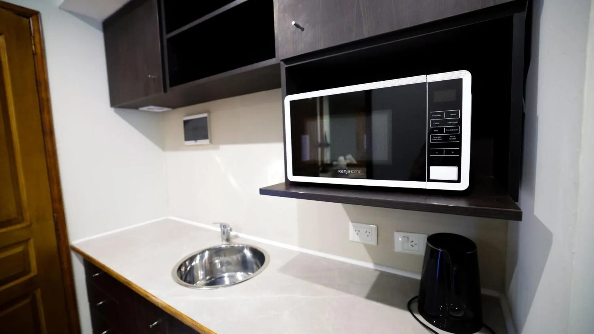 microwave in Howard Johnson Chascomus