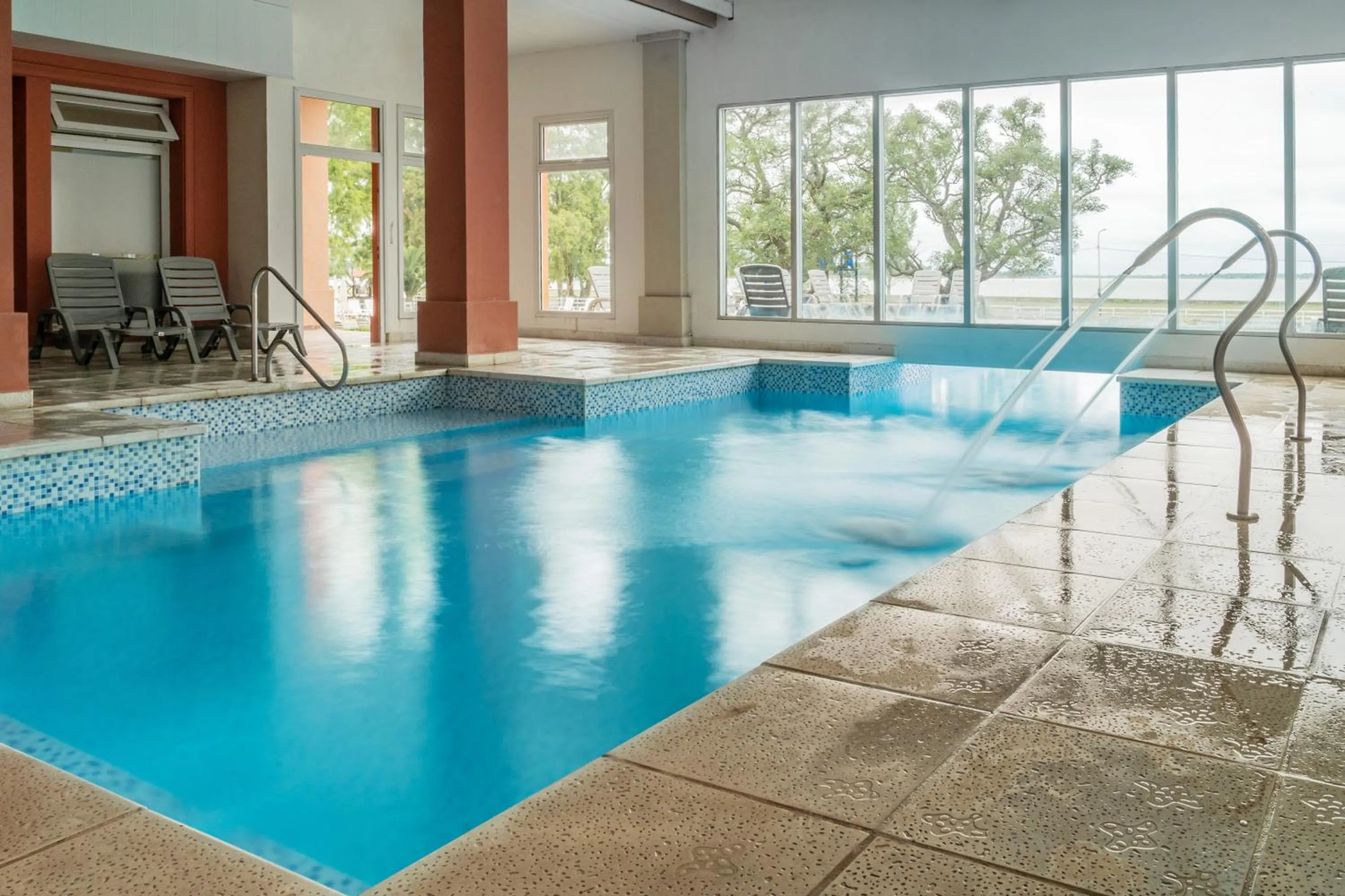 Swimming pool in Howard Johnson Chascomus