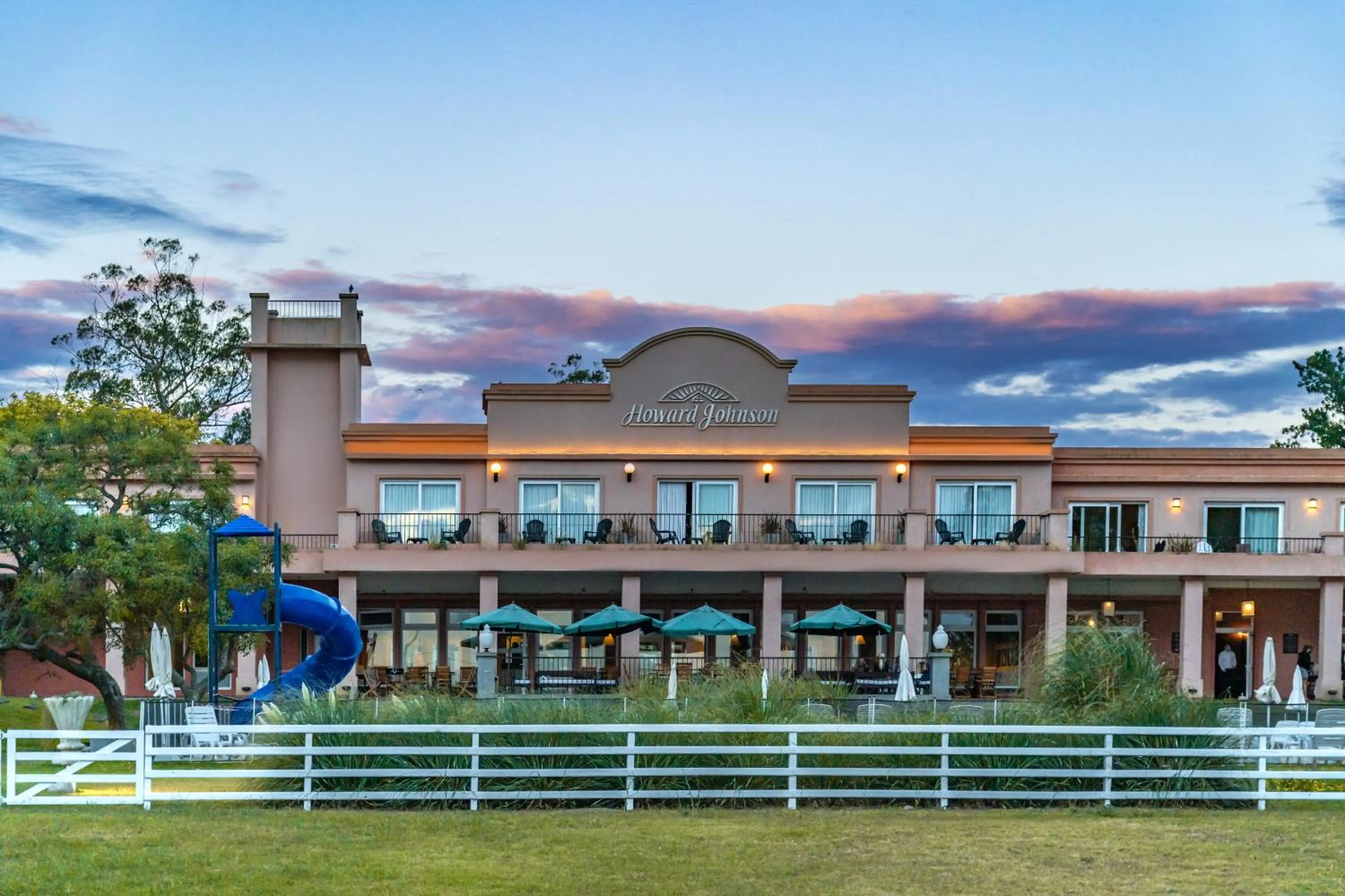 Property building in Howard Johnson Chascomus