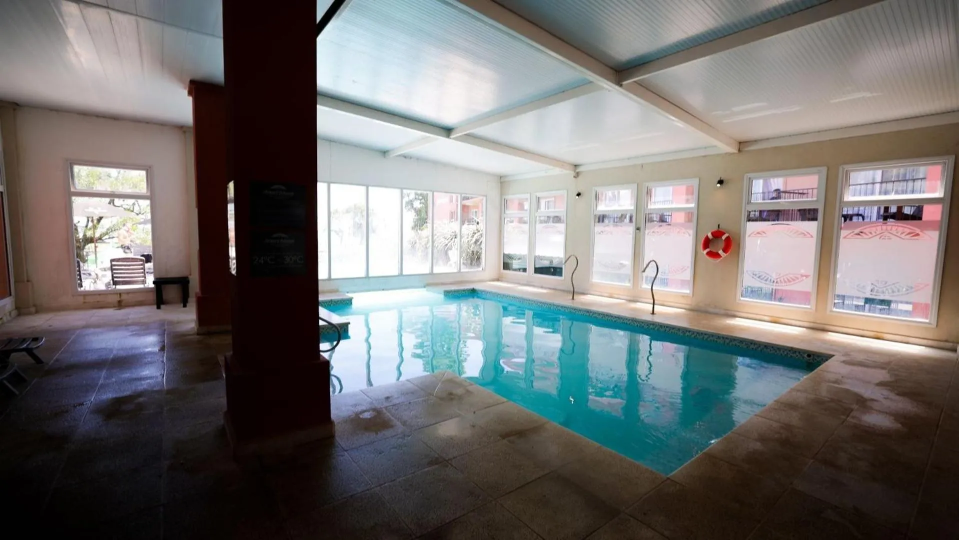 Swimming pool in Howard Johnson Chascomus