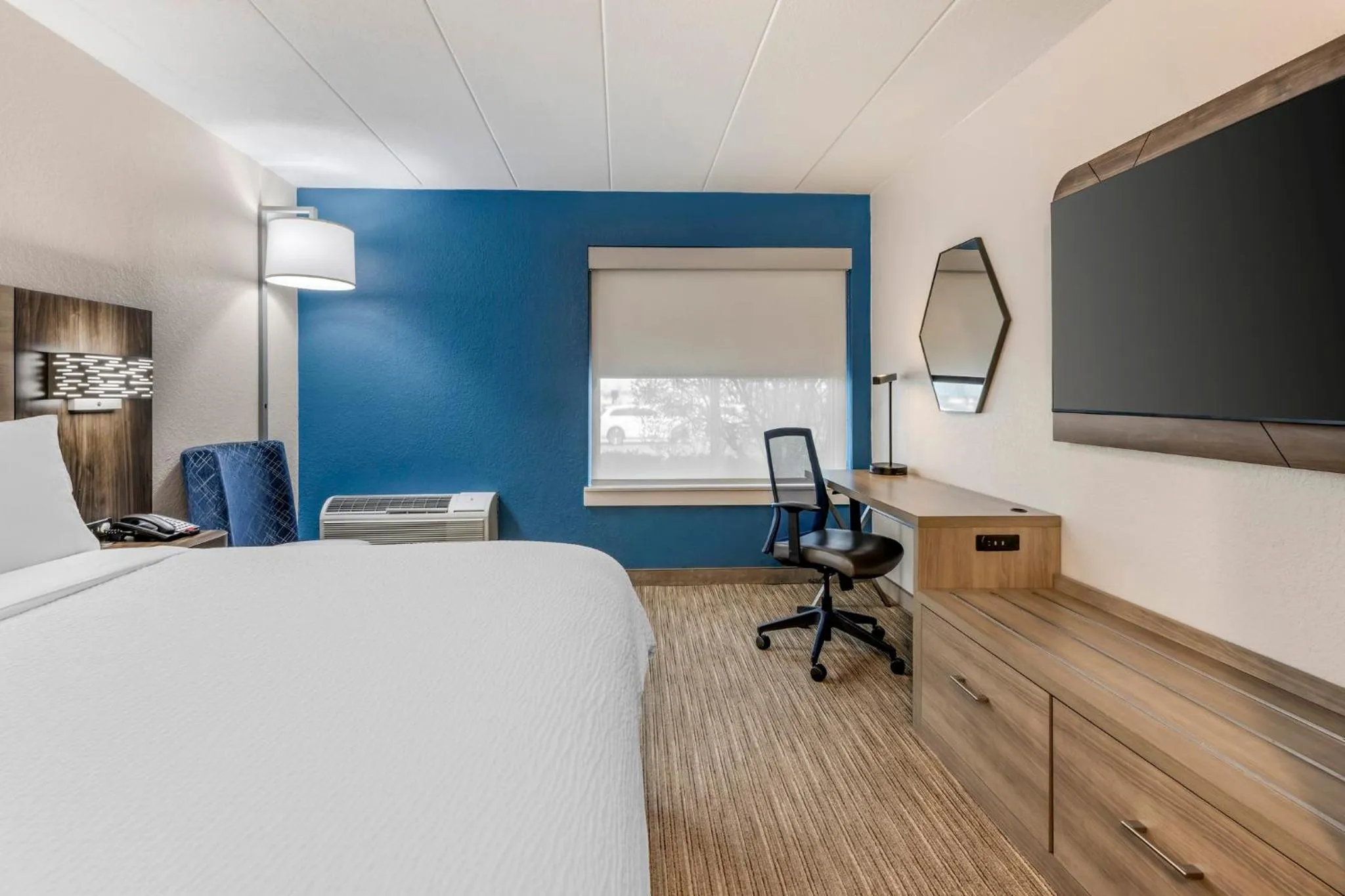 Photo of the whole room, Bed in Holiday Inn Express Chicago-Downers Grove by IHG