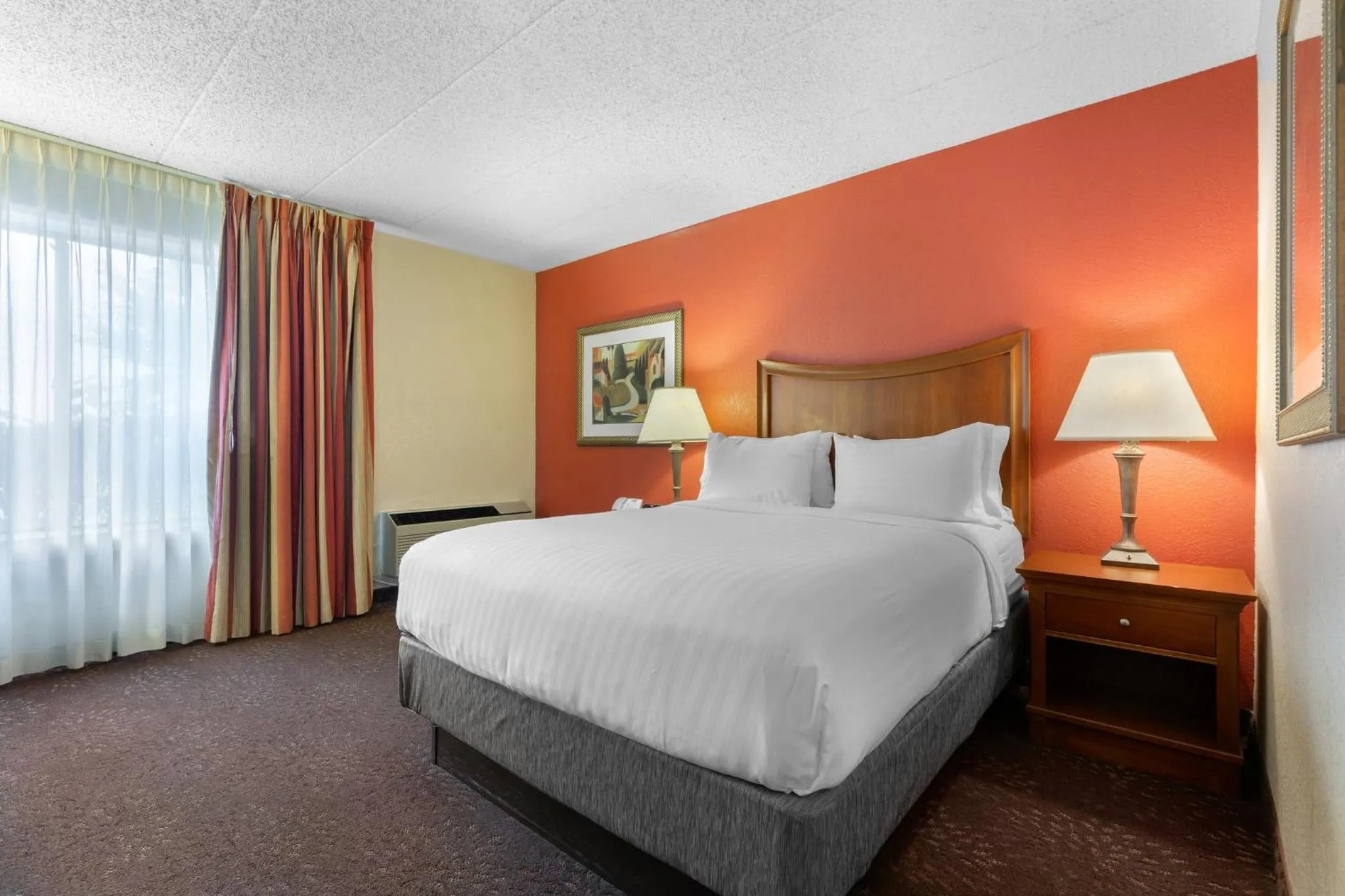 Photo of the whole room, Bed in Holiday Inn Express Chicago-Downers Grove by IHG