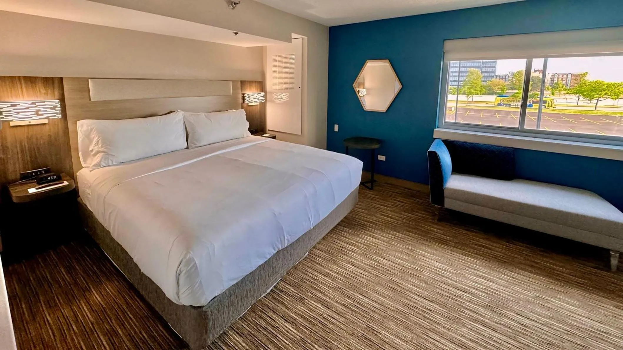 Photo of the whole room, Bed in Holiday Inn Express Chicago-Downers Grove by IHG