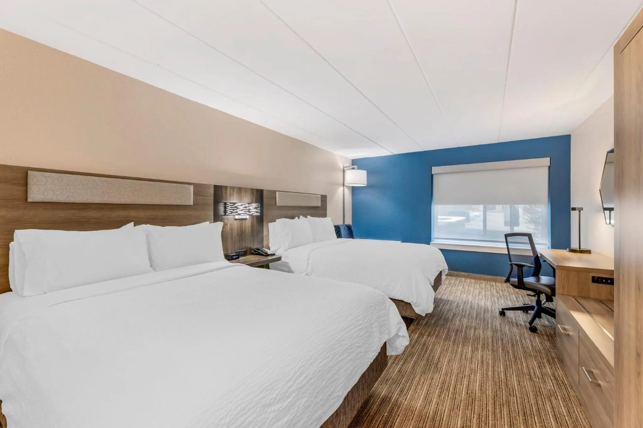 Photo of the whole room, Bed in Holiday Inn Express Chicago-Downers Grove by IHG