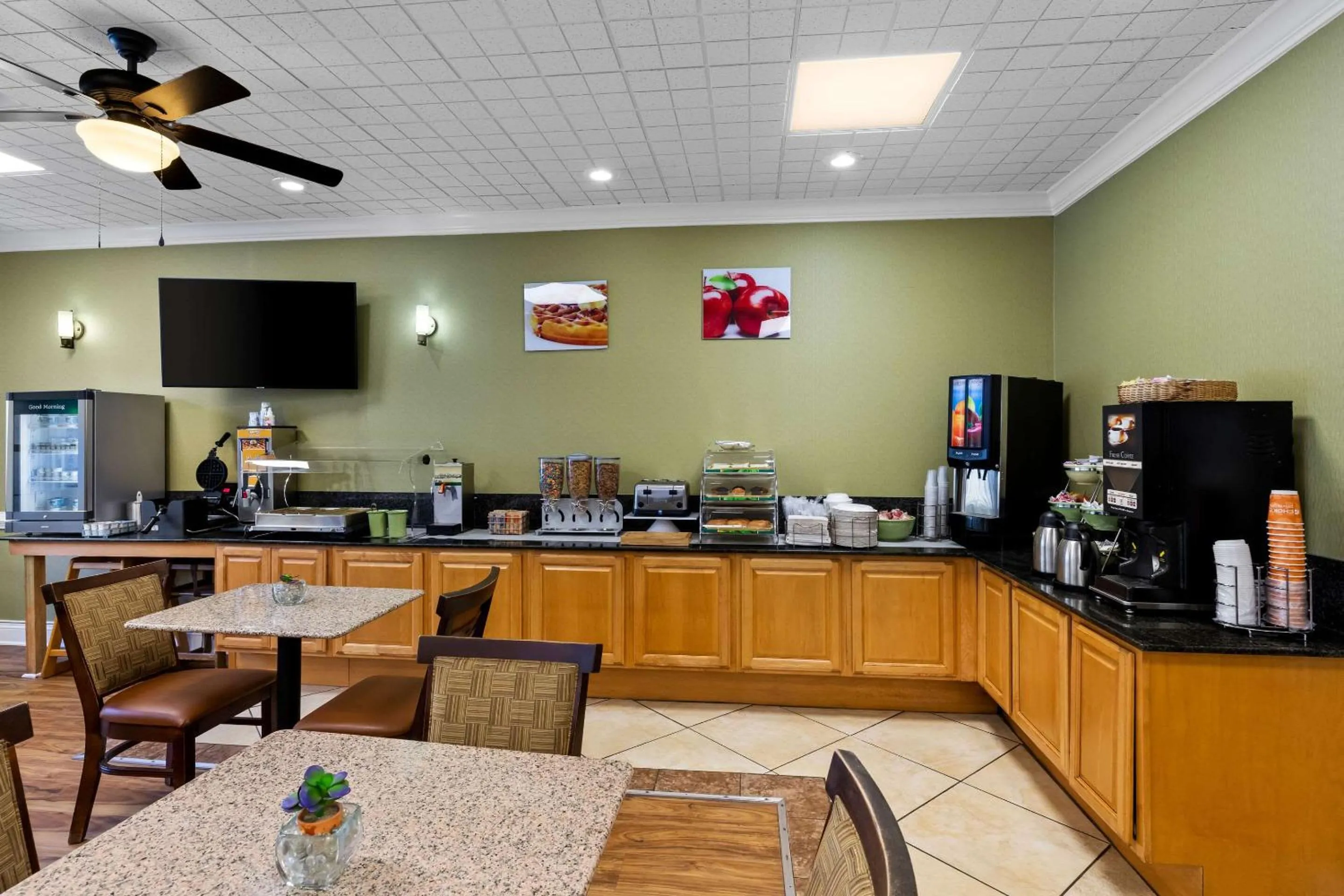 Breakfast in Quality Inn Fayetteville Near Historic Downtown Square