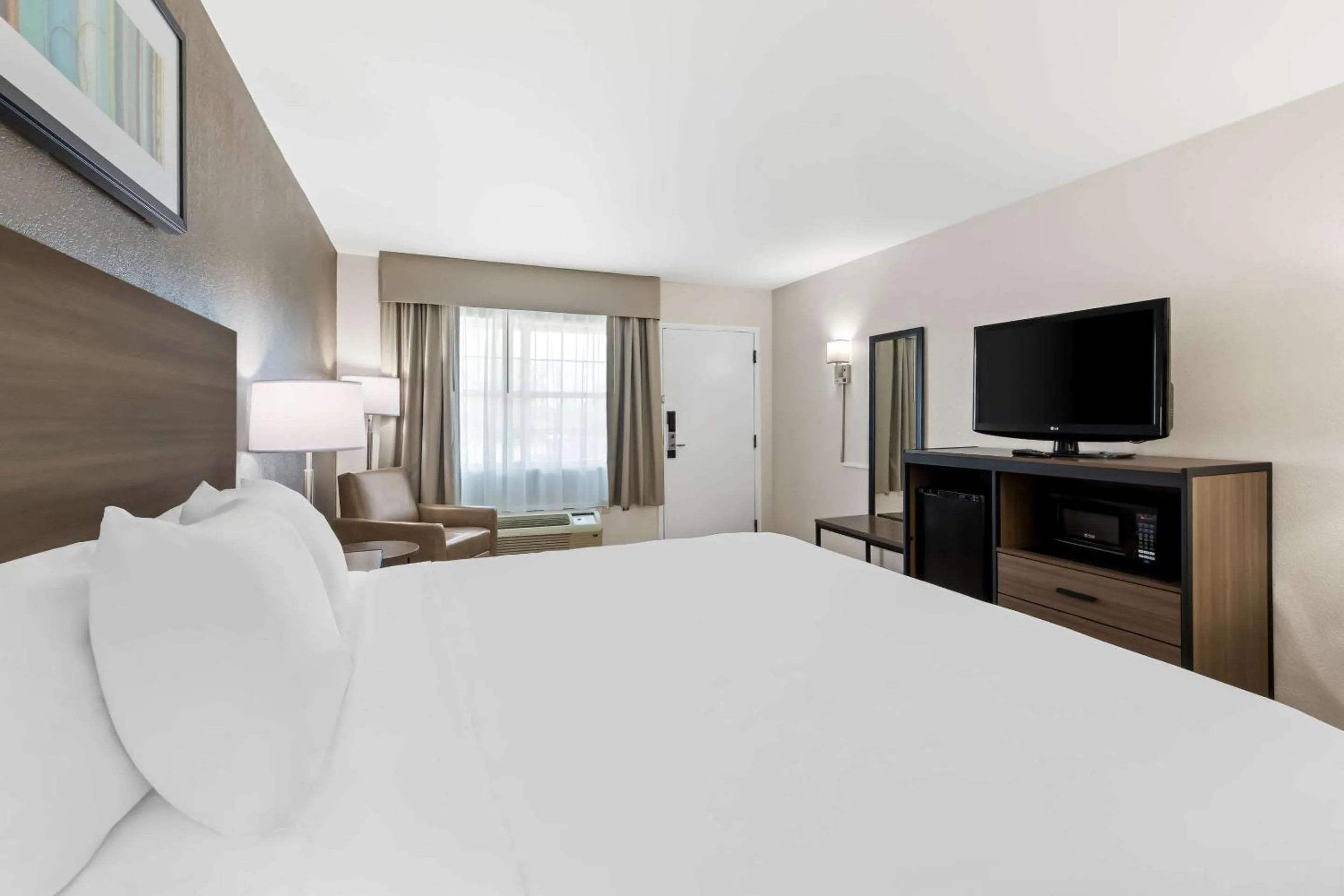 Bedroom, Bed in Quality Inn Fayetteville Near Historic Downtown Square